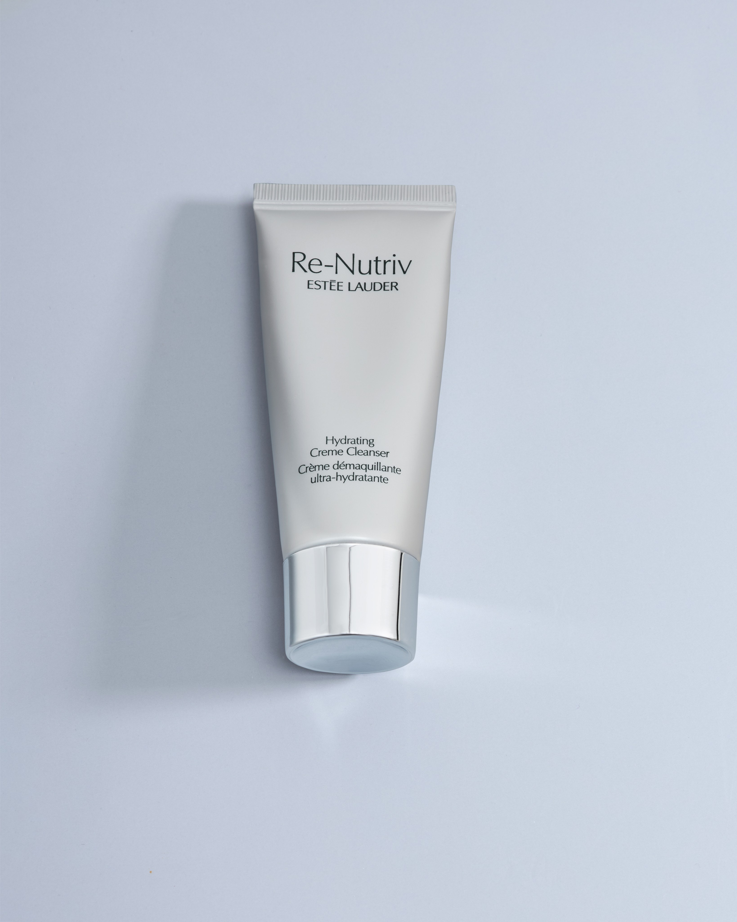 Kreatives Katalogfoto von Kosmetik auf farbigem Hintergrund für Website und Werbung