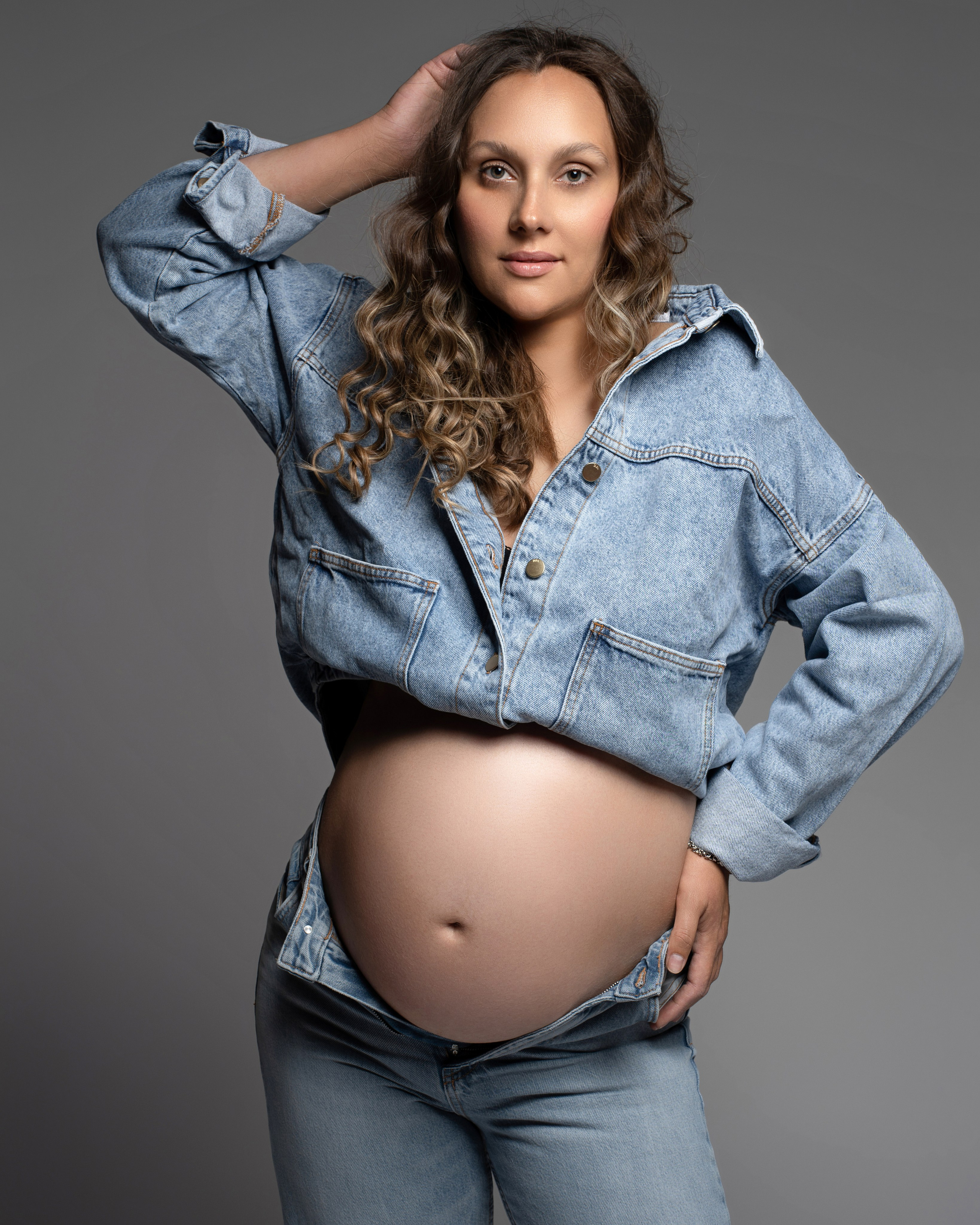  Foto maternity in studio a Vicenza, look casual con jeans, servizio fotografico gravidanza naturale