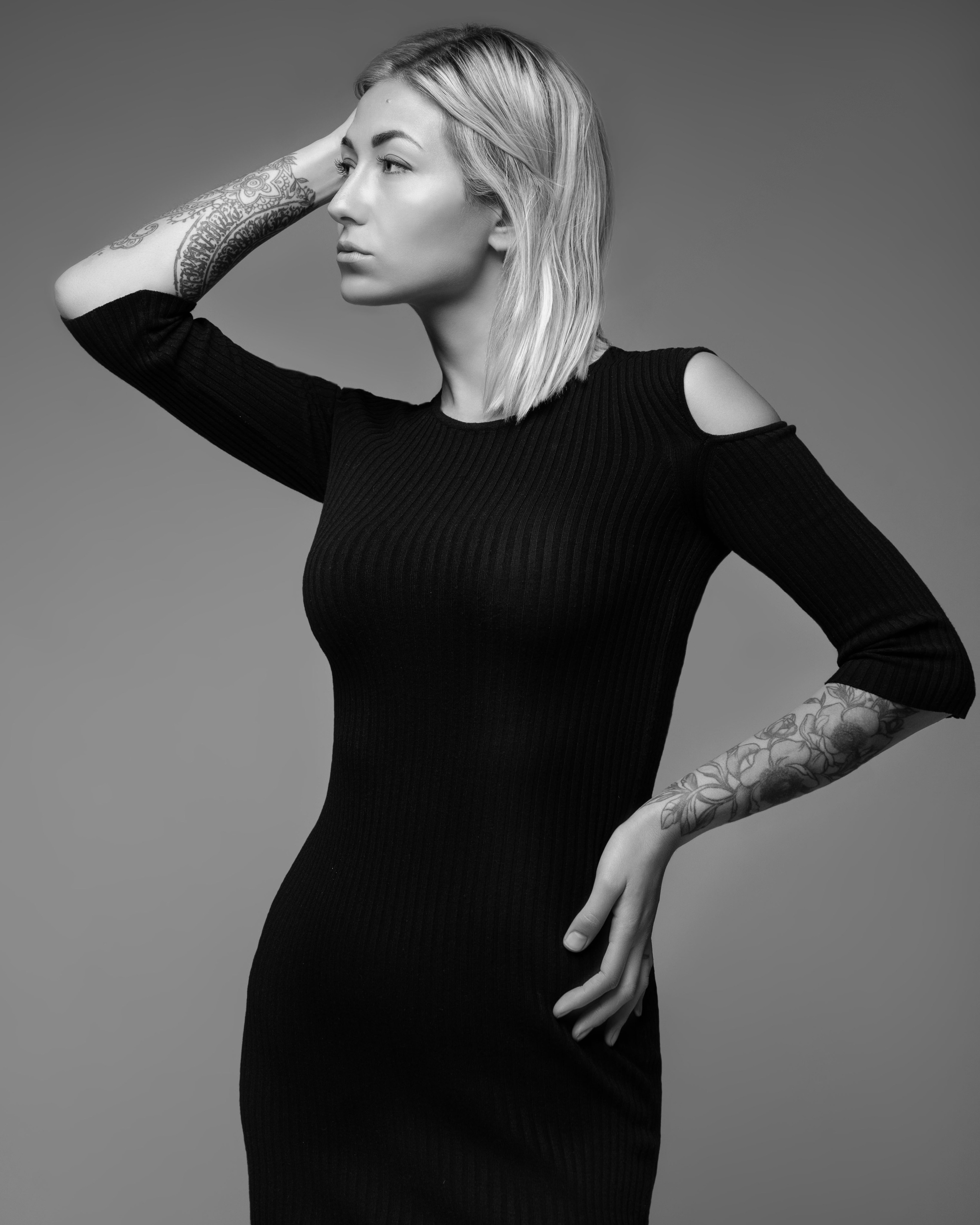 servizio fotografico gravidanza Padova donna incinta in abito nero elegante in studio