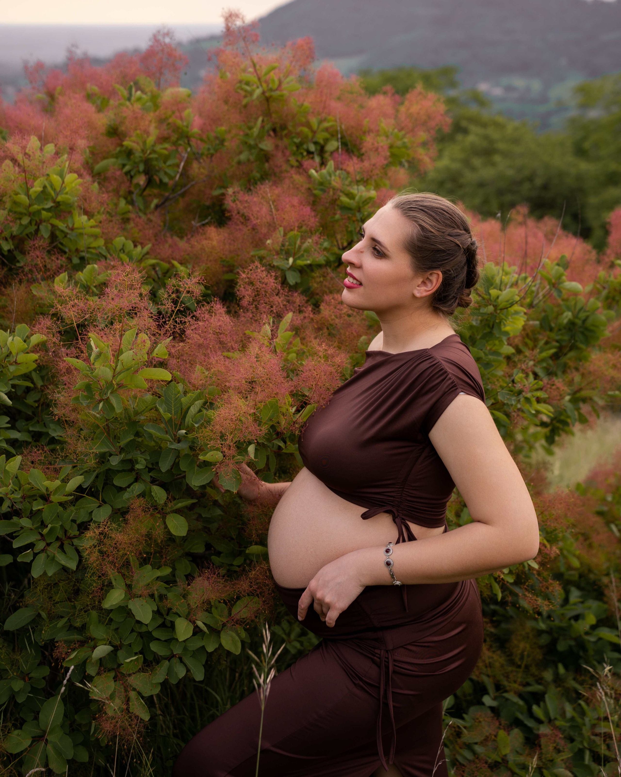 Ritratto maternity all'aperto tra i colori naturali dei Colli Euganei vicino a Padova
