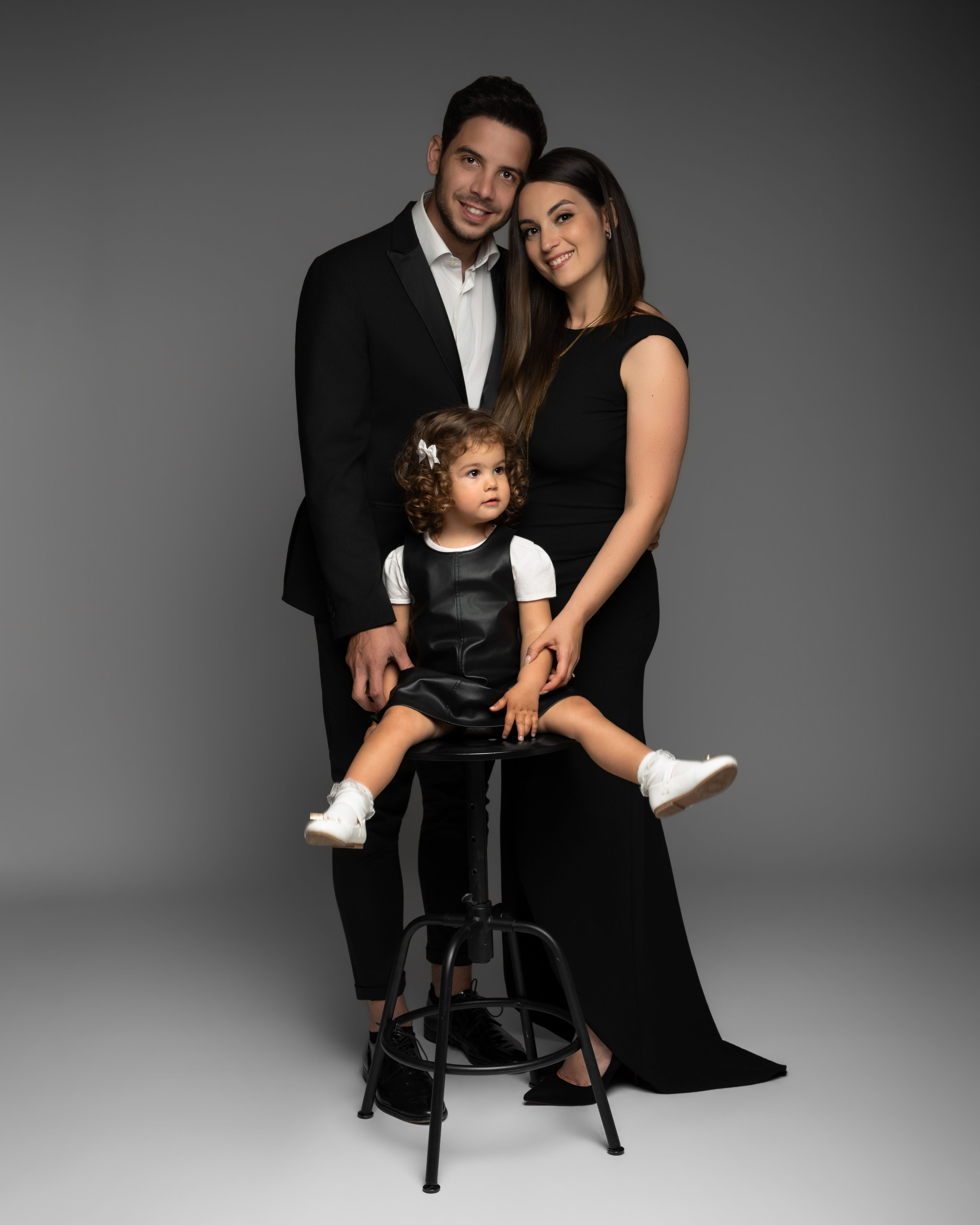 Foto gravidanza artistica in studio a Vicenza, futura mamma con tessuto leggero, stile elegante e femminile
