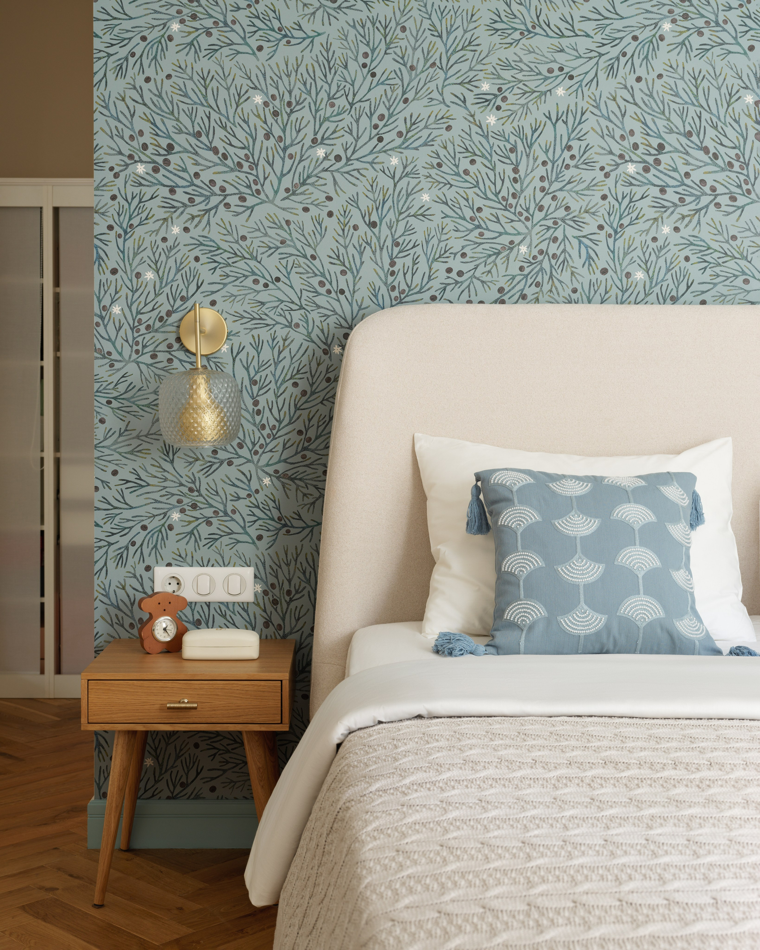 Декоративные подушки и текстиль в натуральной гамме.