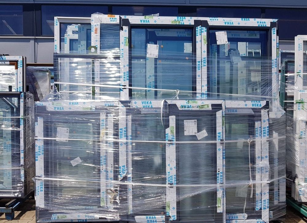 Обернутые в защитную пленку пластиковые окна — это дополнительная защита от пыли и грязи.