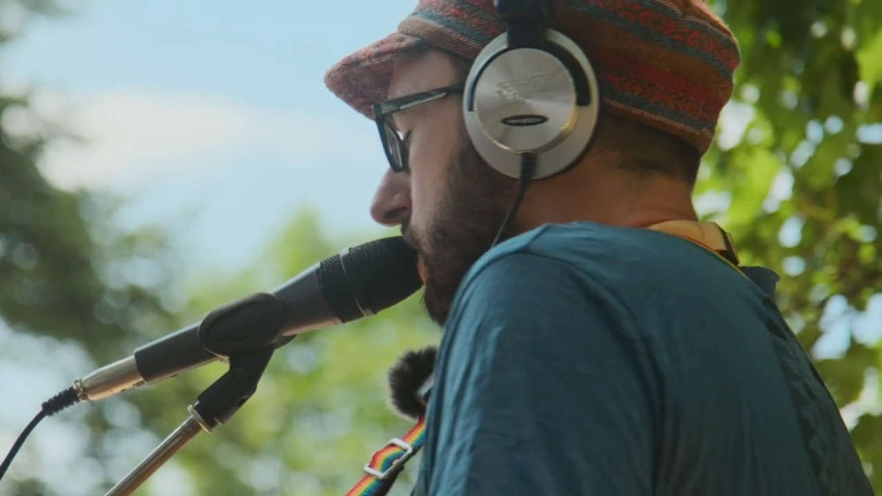 Singer Songwriter, Klangkünstler Markus Mascher, Klangreise, Soundjourney. Intuitiver Musikunterricht in Freiburg, Gitarrenunterricht, Gesangsunterricht, Schlagzeugunterricht, Klavierunterricht, Unterricht für Live Performance, Loopstation, Recording, Producing, Coaching.