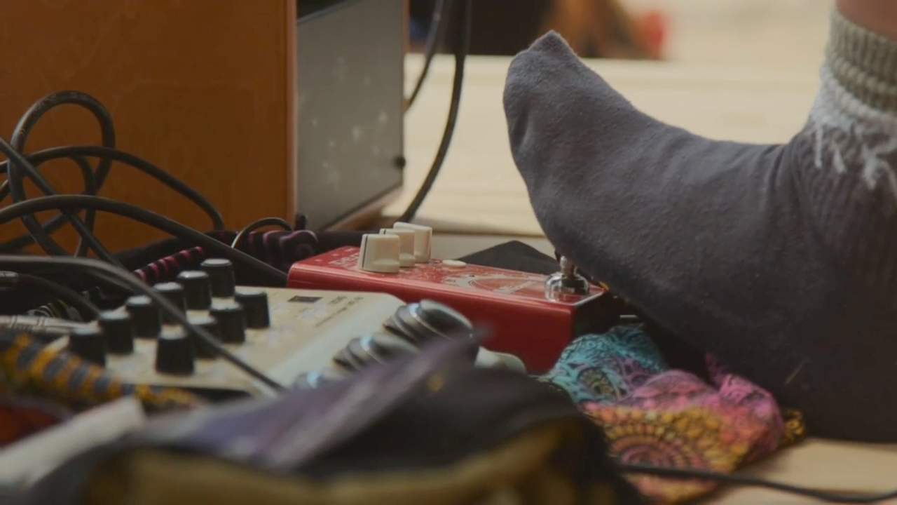 Singer Songwriter, Klangkünstler Markus Mascher, Klangreise, Soundjourney. Intuitiver Musikunterricht in Freiburg, Gitarrenunterricht, Gesangsunterricht, Schlagzeugunterricht, Klavierunterricht, Unterricht für Live Performance, Loopstation, Recording, Producing, Coaching.