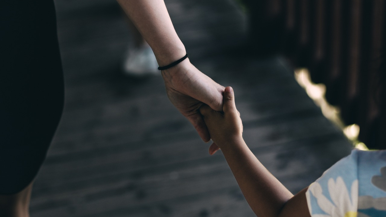 Víra v cokoliv, co ti pomáhá je síla, která tě drží nad vodou, i když se topíš. Dana Lišková — Empatická fotografka | Introspektivní umělkyně | Neurodivergentní koučka| Zakladatelka Artepy.cz