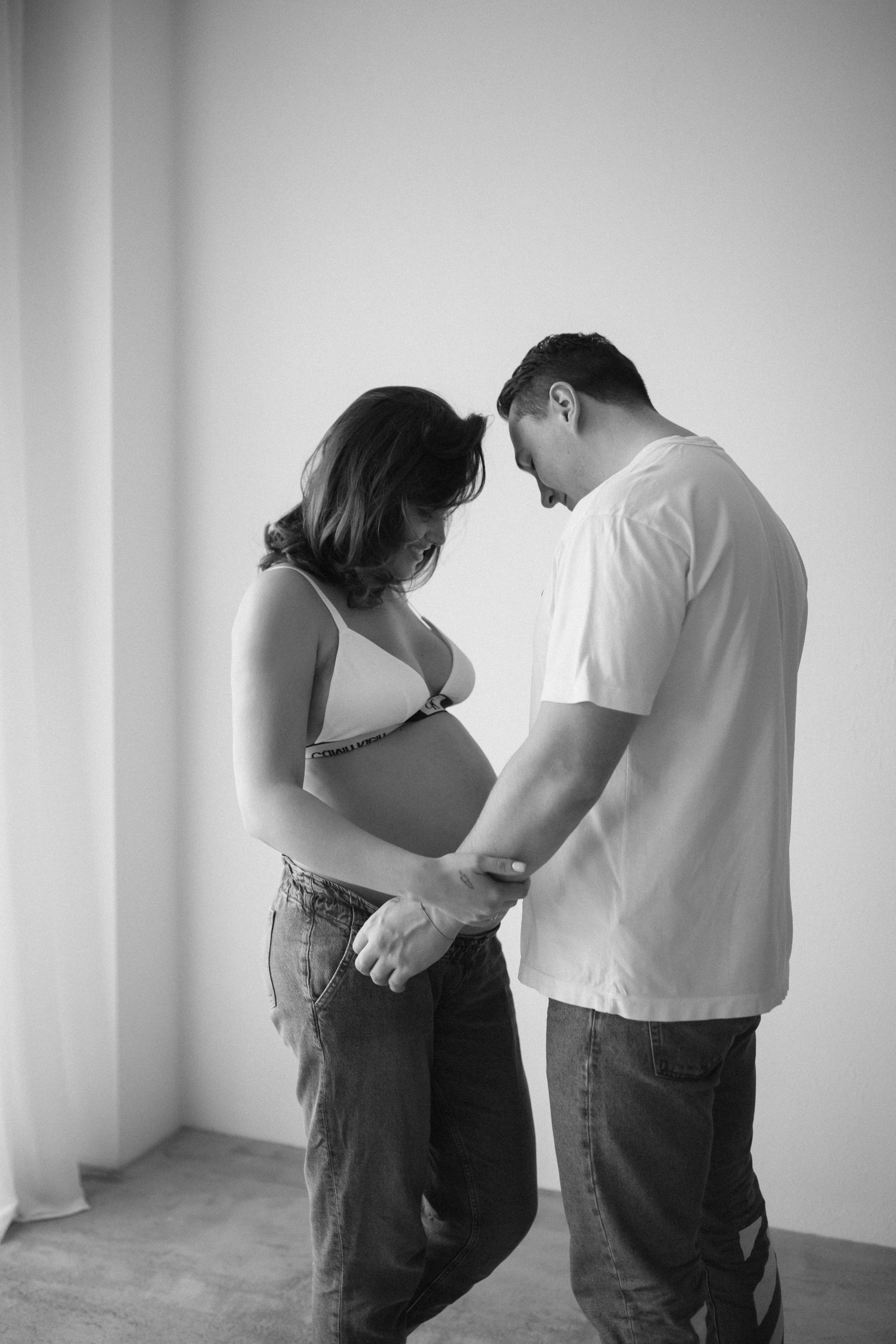 Maternity Photography: Why 30-33 Weeks is the Key. Lifestyle photographer in Bay Area Iryna Rakivnenko