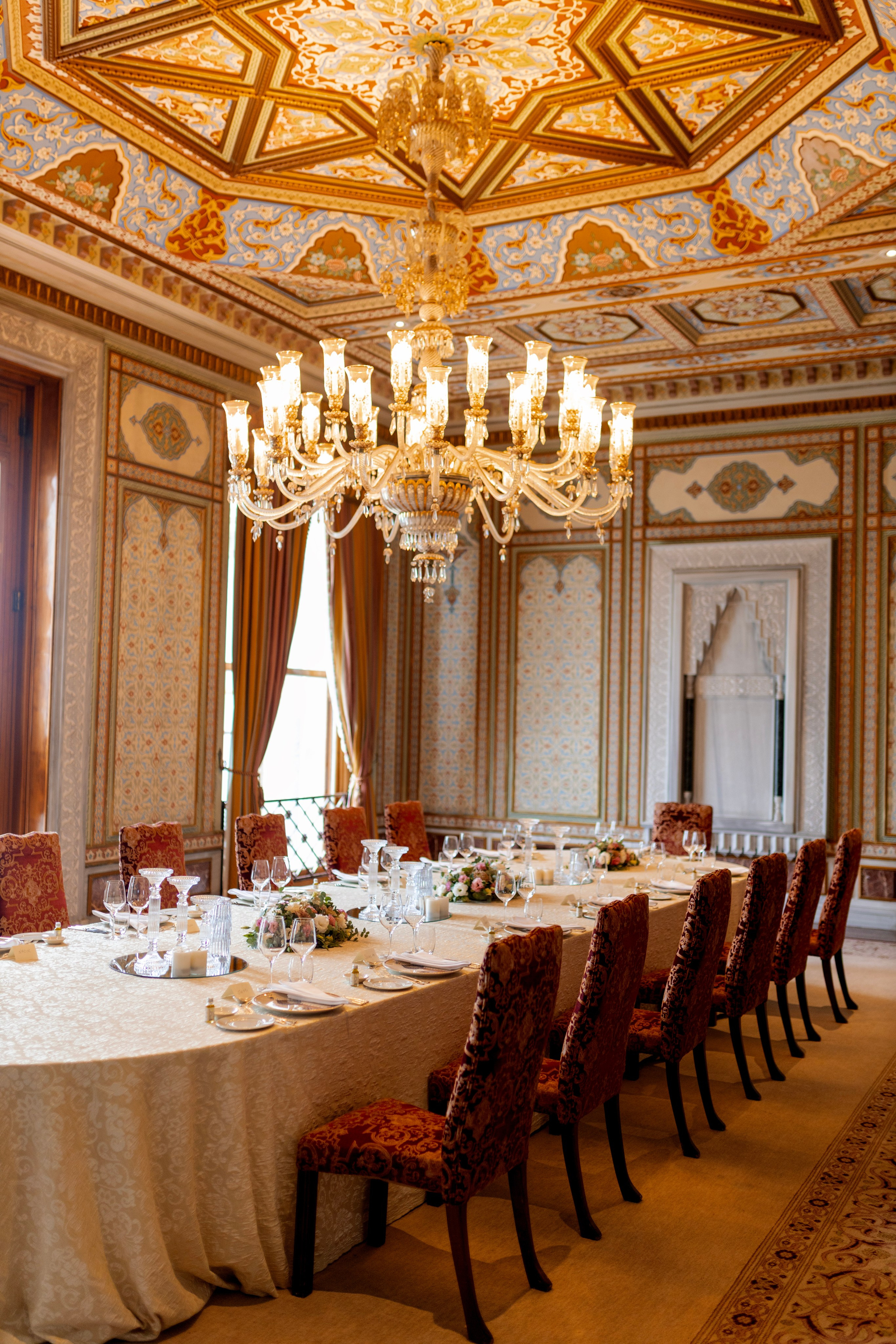 Сервировка свадебного стола в Çırağan Palace Kempinski, Стамбул