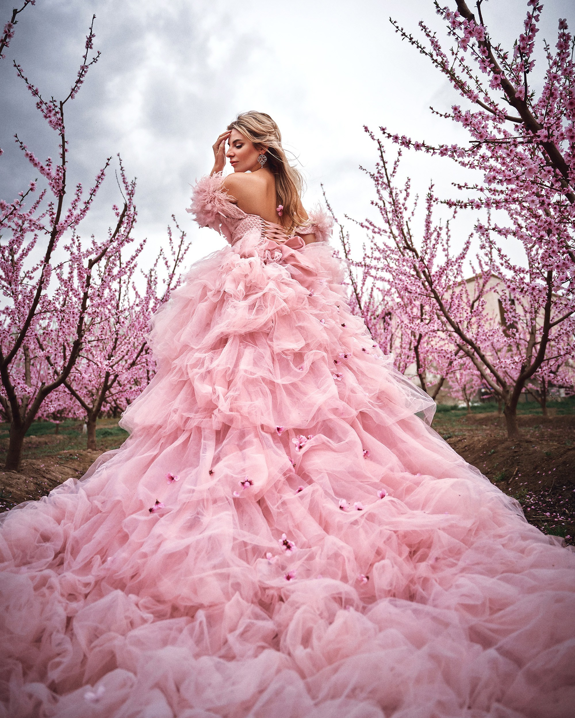Sesión de fotos en los campos de melocotoneros en flor. Barcelona Photographer | Studio & Outdoor Photo Sessions | Svyatoslav Usmyal