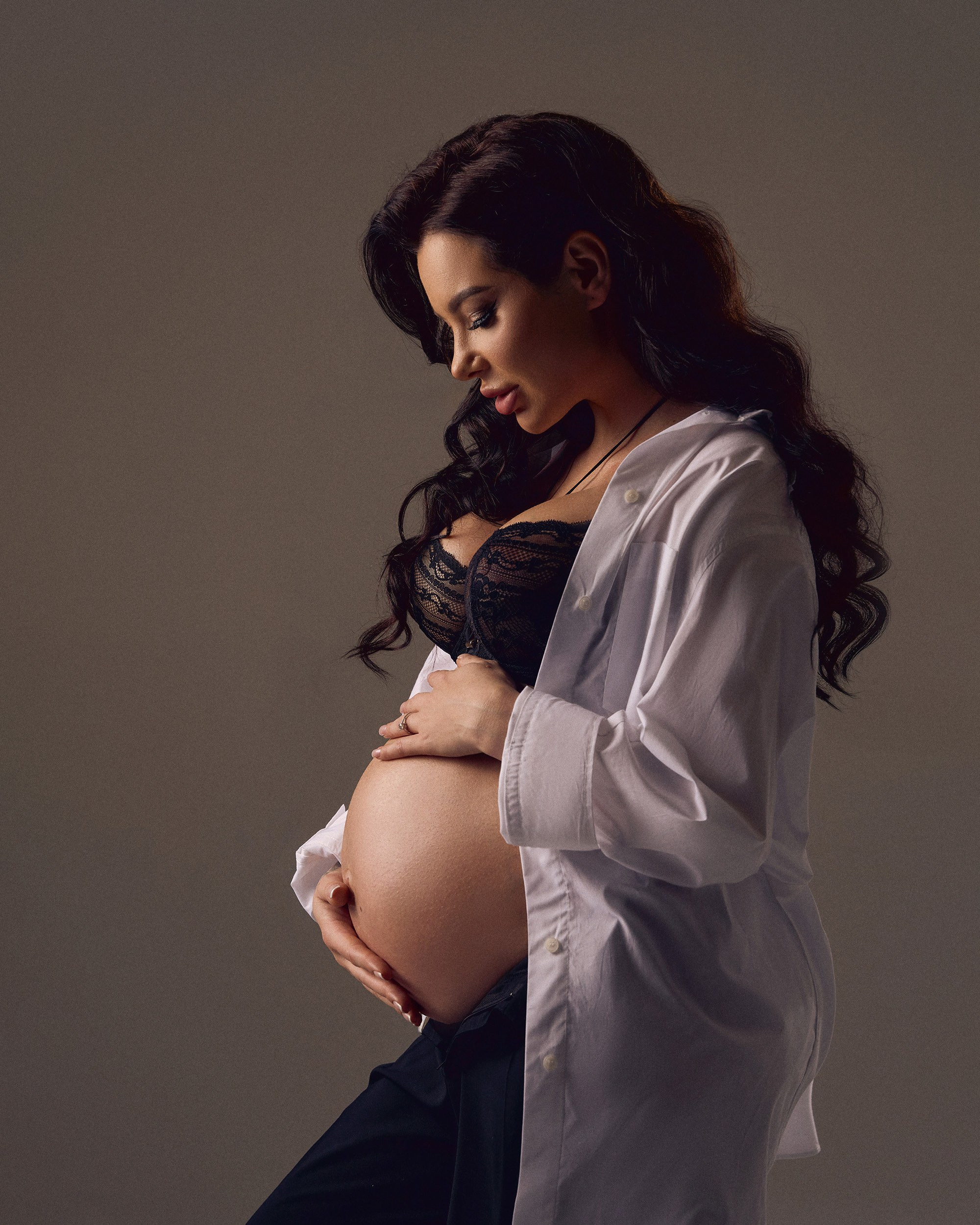 Sesión de fotos de maternidad elegante en un estudio de Barcelona.