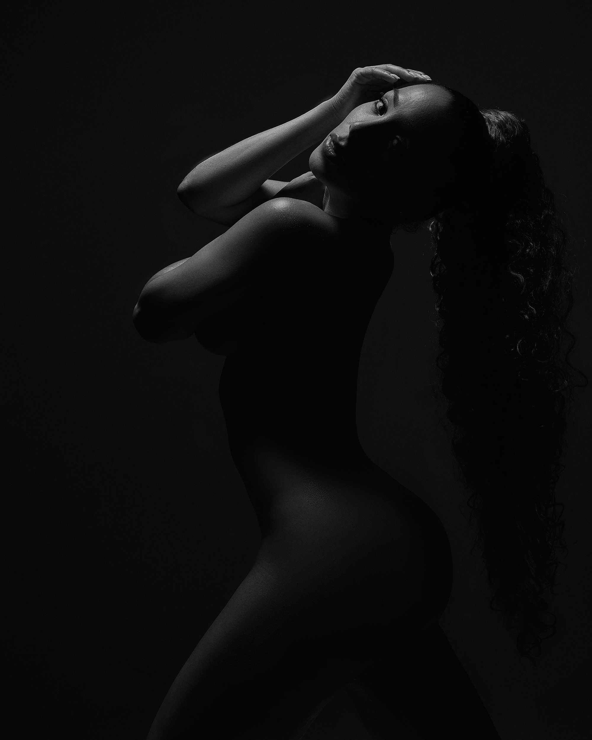 Sesión de fotos boudoir elegante en un estudio privado de Barcelona.