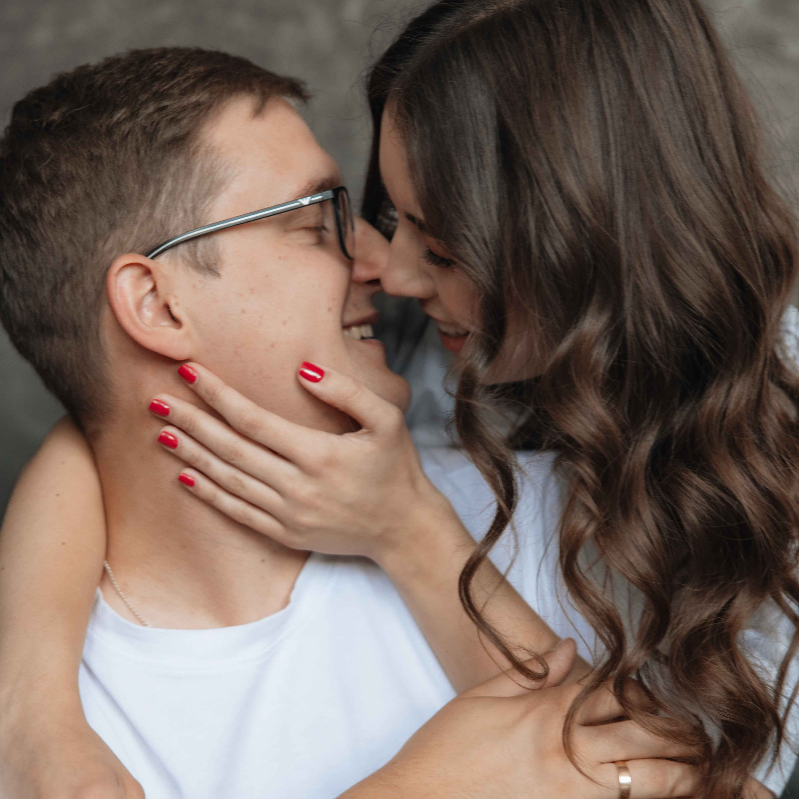 Cozy Vilnius Christmas Photoshoot: Studio, Home or Outdoor. Framed by Evelina | Destination Wedding Photographer from Lithuania | Europe