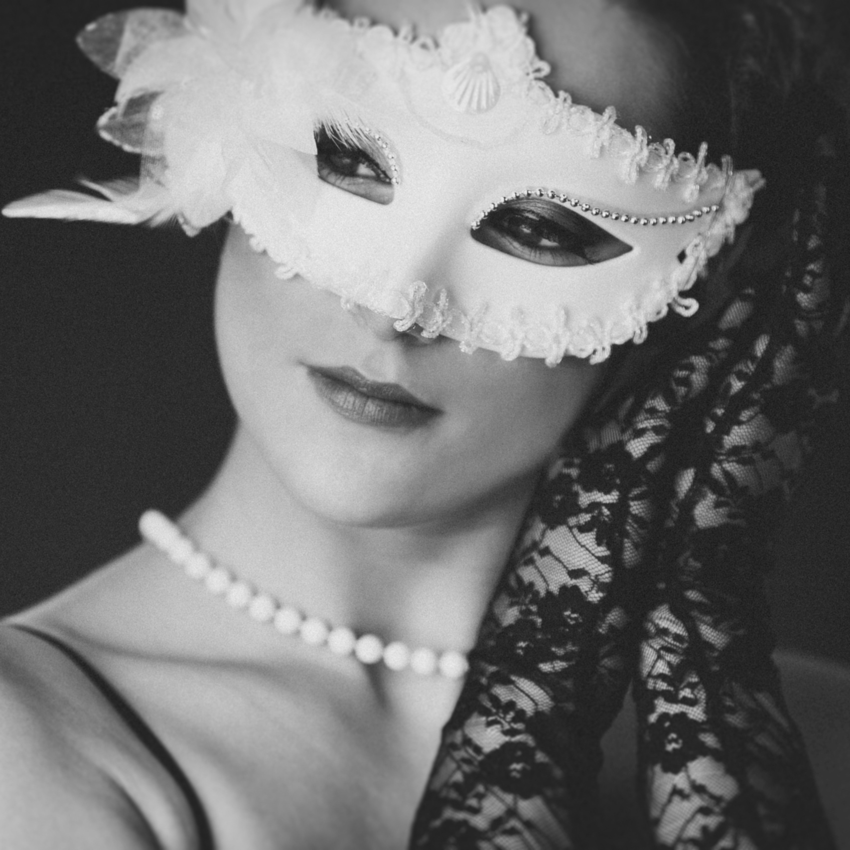 Skaista sieviete ar maksu foto studijā. Melnbalts portreta foto. 