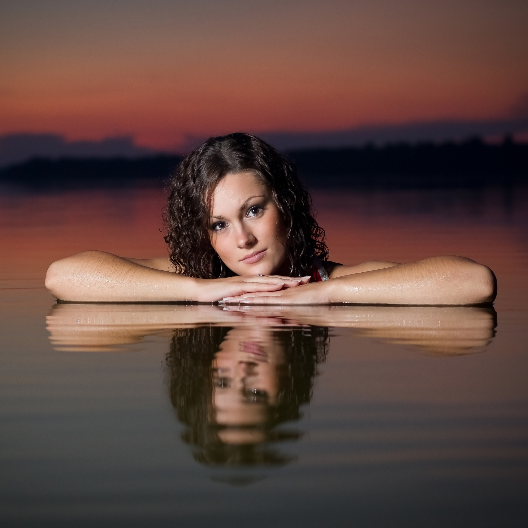 Sievietes portrets ezerā, saulrietā. Sieviete Saukas ezerā. 