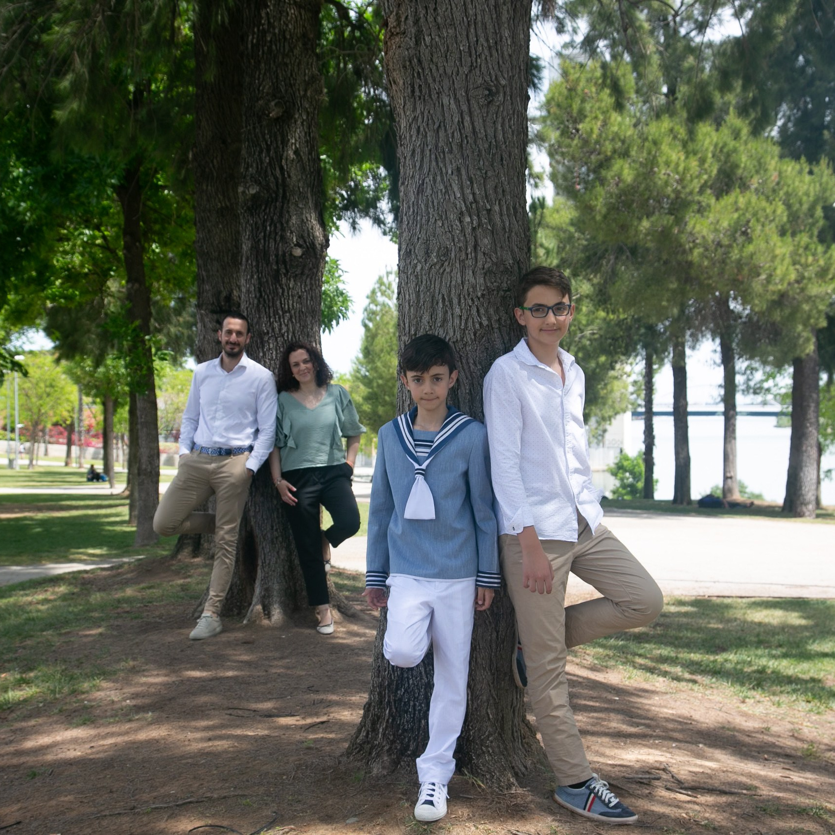 Familia, los padres en un árbol y los hijos en el árbol anterior