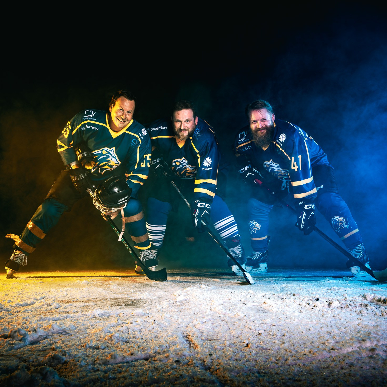 Dynamische actiefoto van ijshockeyspeler op het ijs met dramatische belichting - Kapture Fotografie