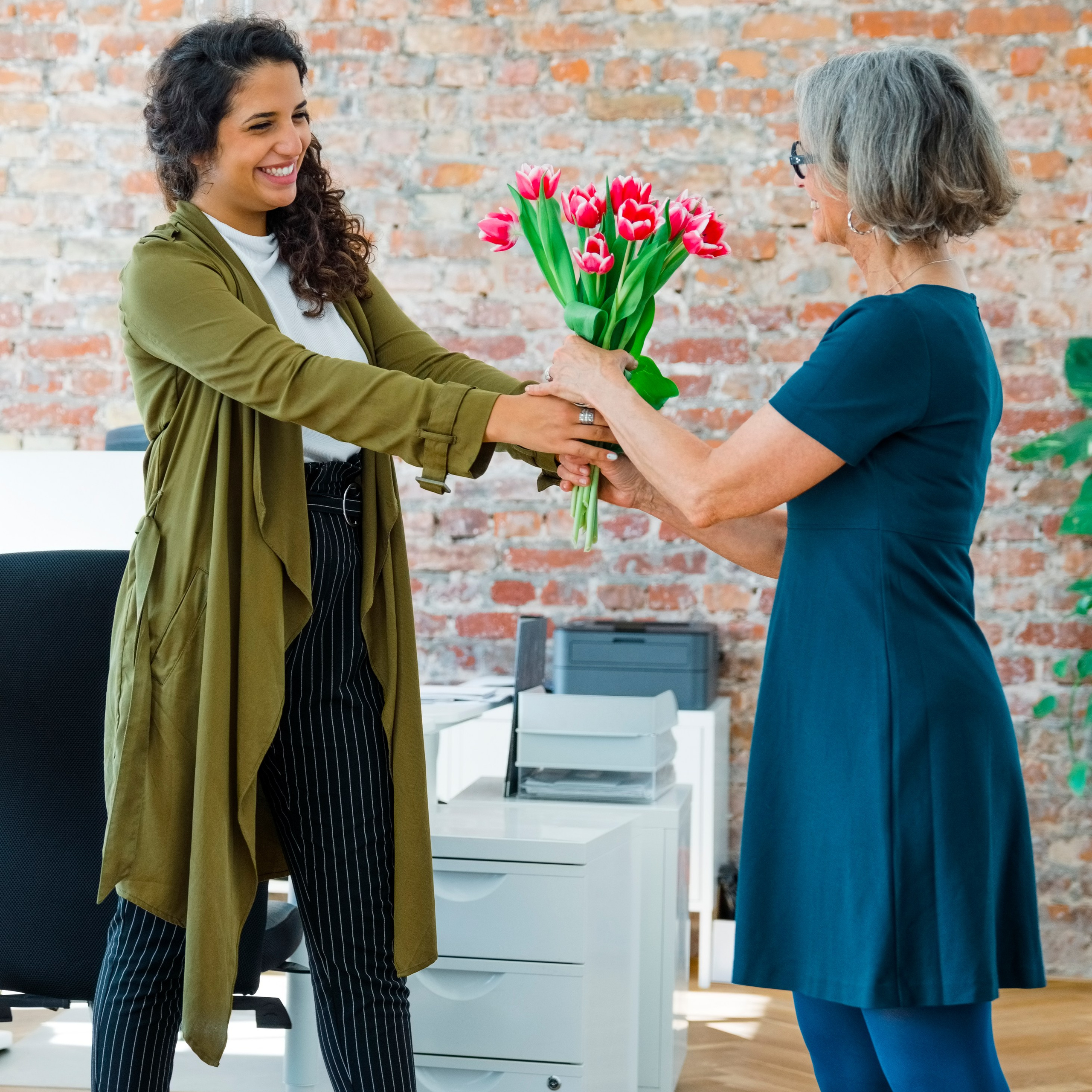 Akropolis Blomster – Gode råd om tulipanerTulipaner kan være meget følsomme, men med de rette pleje kan de holde sig smukke i lang tid. Akropolis Blomster deler sine bedste tips om tulipaner: Hold dem i et koldt sted, beskær stilkene, og skift vandet dagligt for at få de bedste resultater.