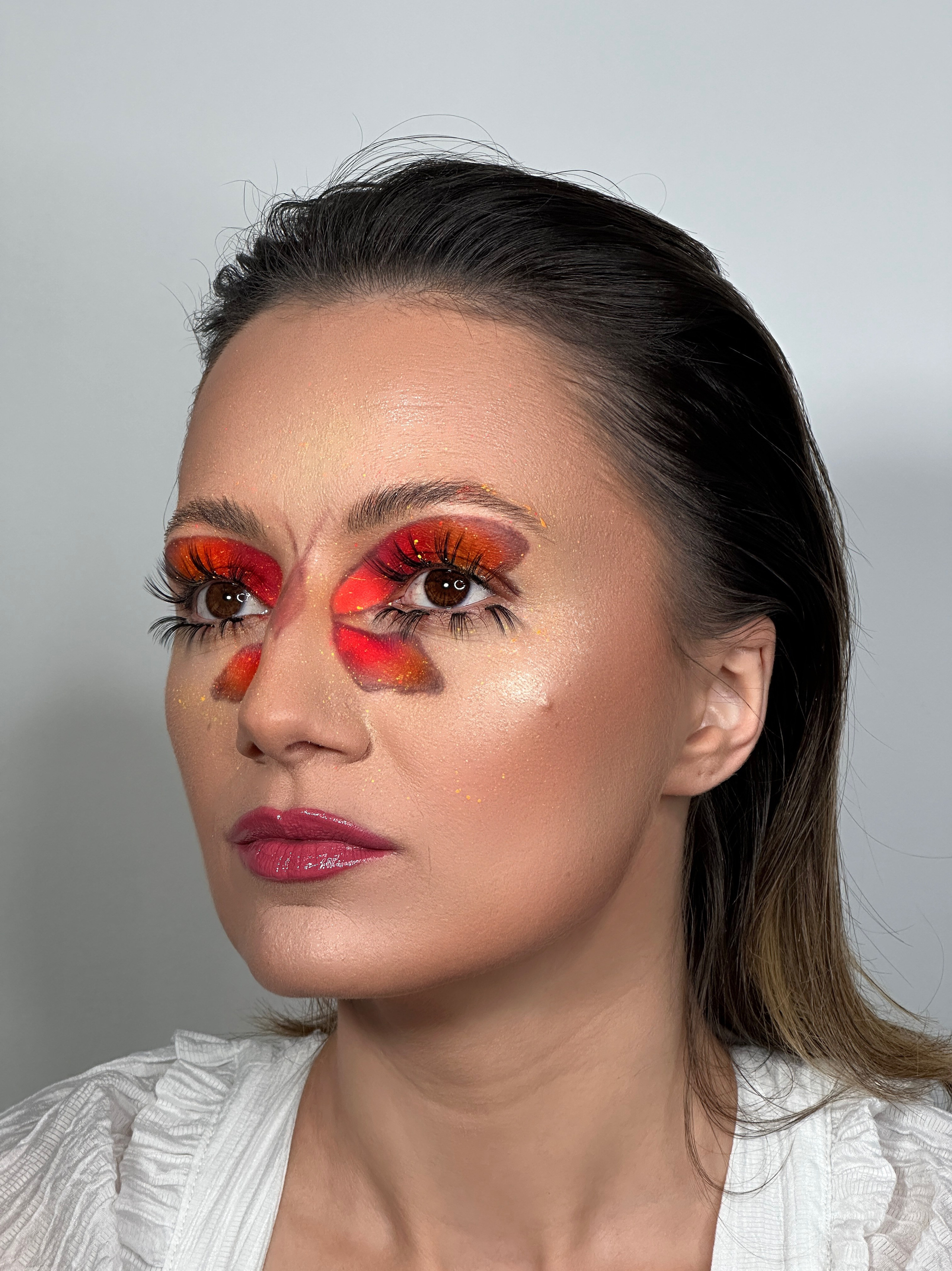 Machiaj artistic cu fluture, detalii delicate și culori vibrante, inspirat din frumusețea naturii. Un look creativ și spectaculos pentru evenimente speciale sau ședințe foto