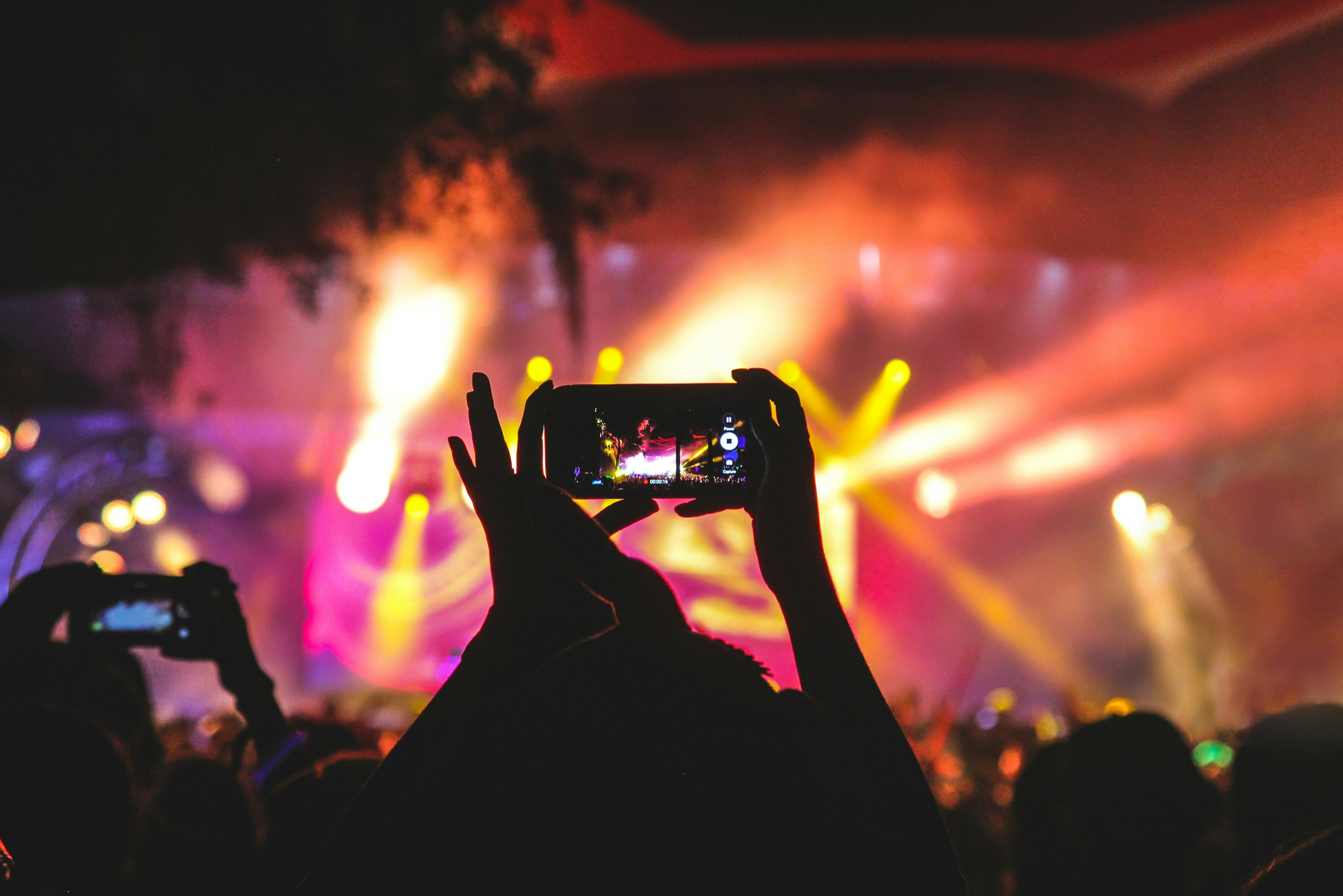 Promocionando eventos con fotos: ¿por qué contratar a un fotógrafo para tu fiesta?