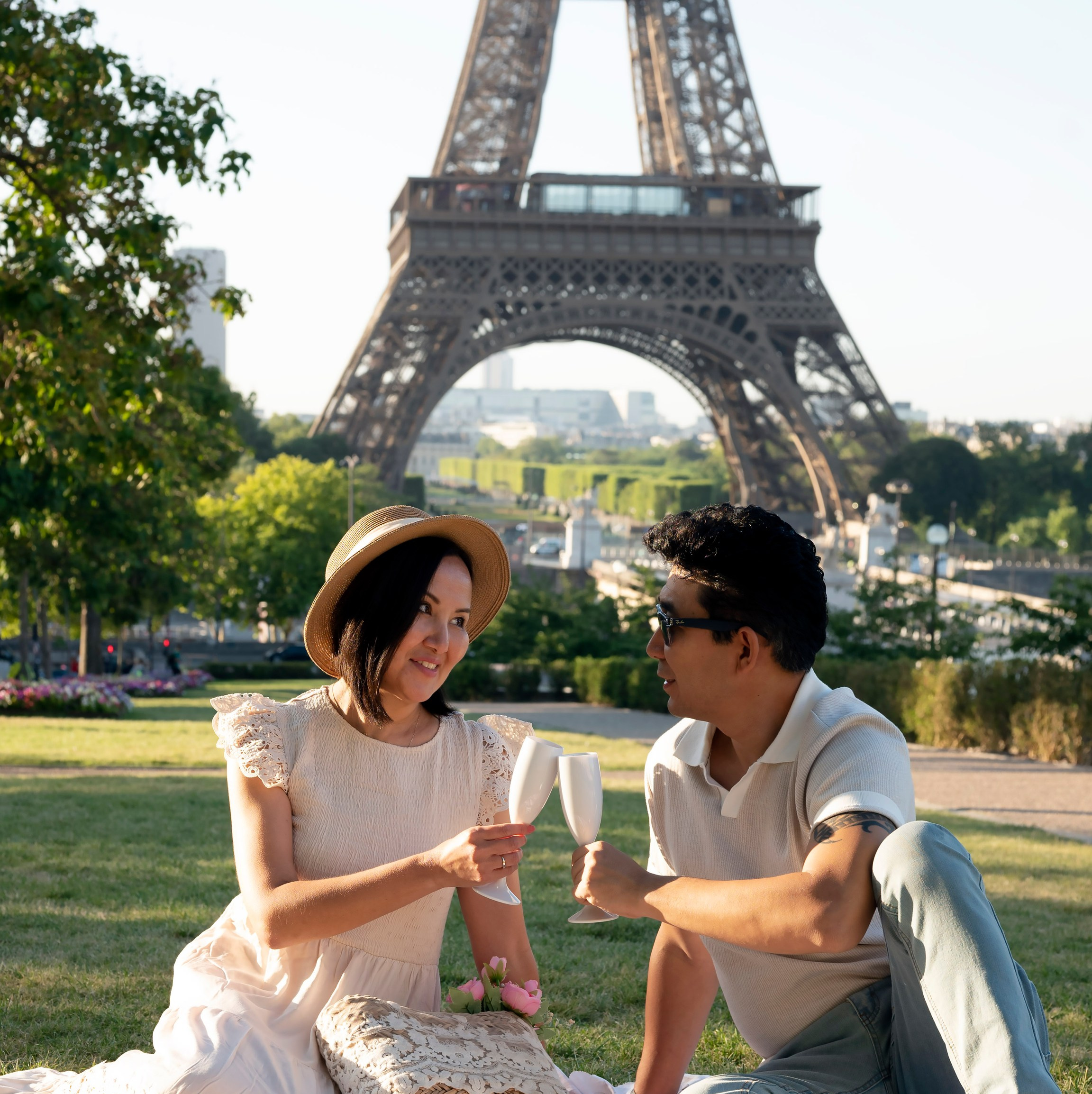 Молодая пара сидит за столиком в кафе .парень держит руку девушки и они смотрят друг на друга