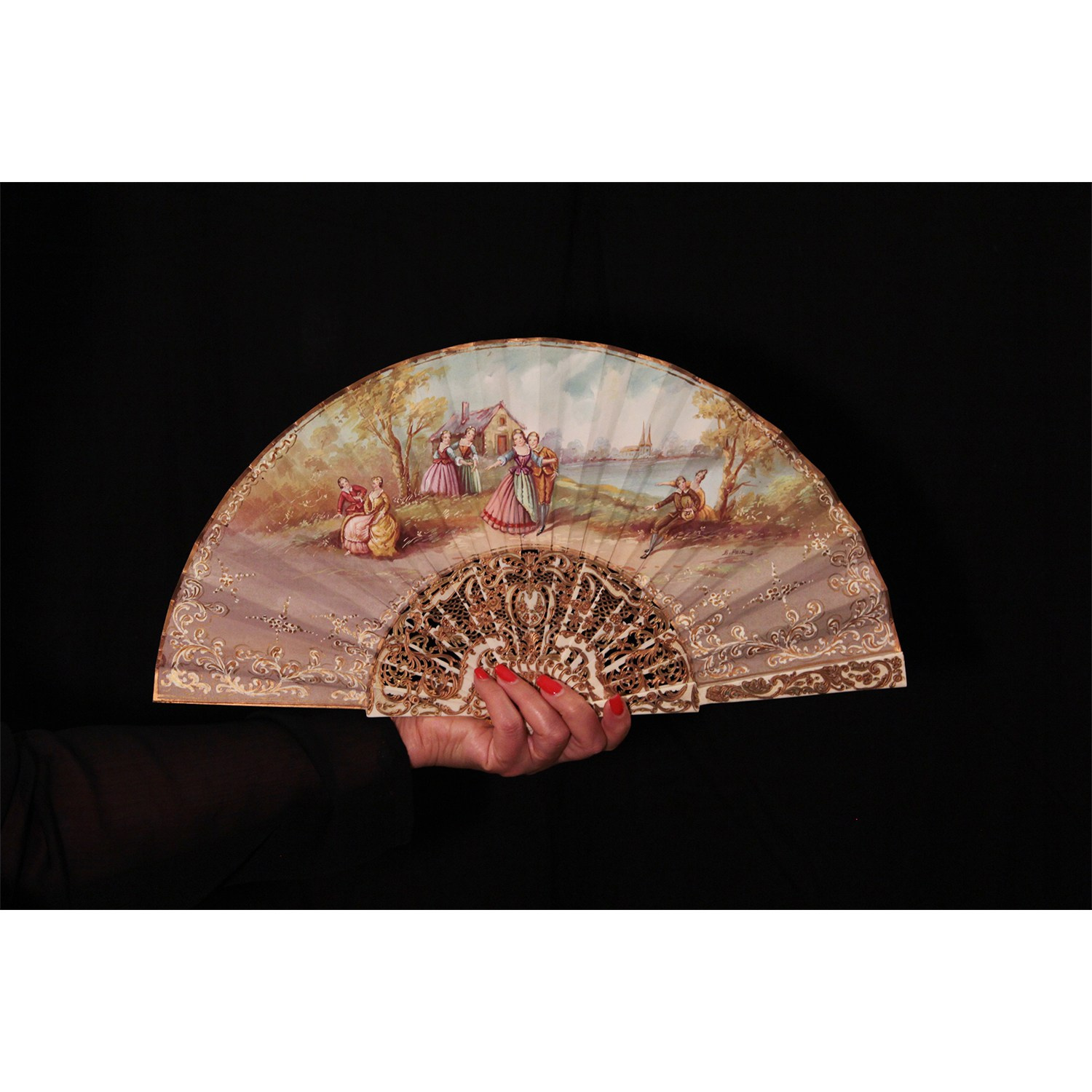 Antique fans. Современнные и актикварные украшения в Барселоне, Москве и Санкт-Петербурге