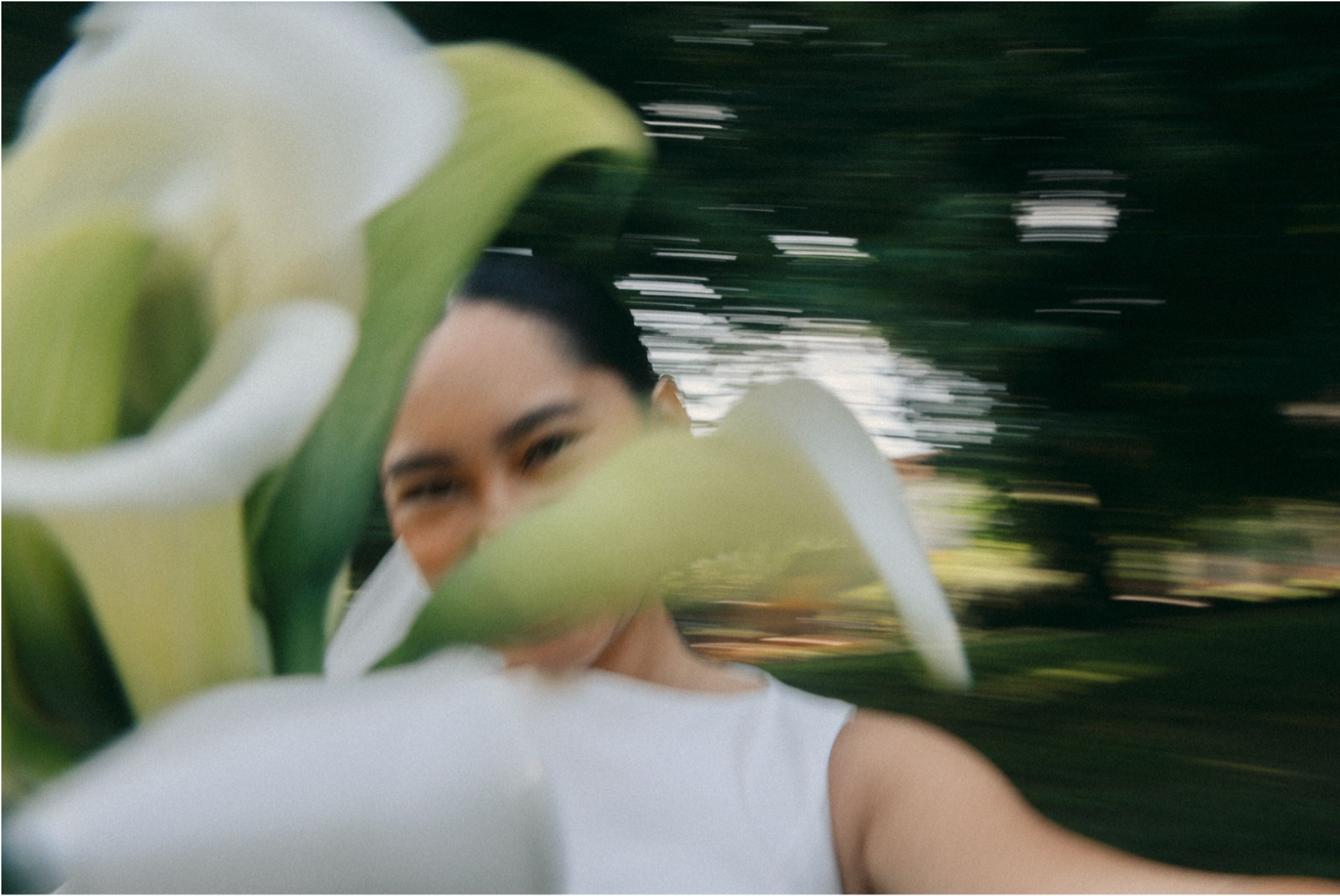 Creative bridal portrait with white calla lilies during a destination wedding in Italy. Destination wedding photographer in Italy