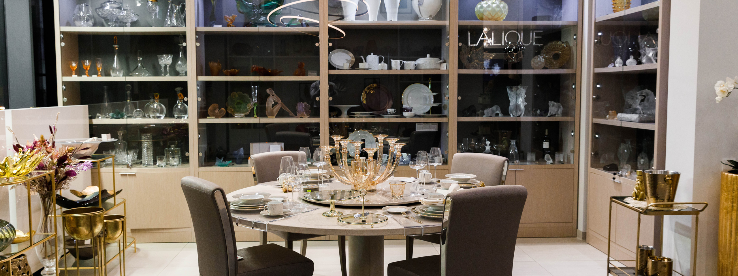 Съемка мероприятия, детальная фотография предметов, круглый стол с красивой посудой