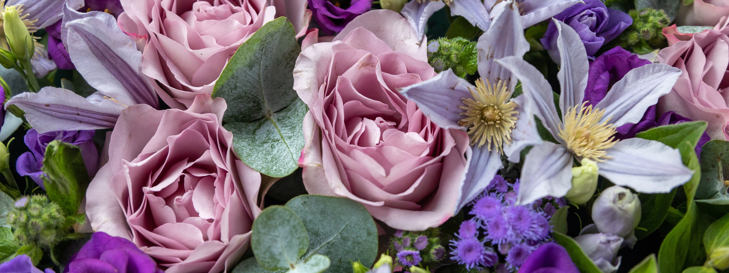 Vi leverer: Firmabuketter – faste ugens buketter til kontoret Receptions- og jubilæumsbuketter Planter og dekorationer til mødelokaler Gavekurve: Vingaver, ølgaver og chokolade Fast ugentlig aftale?Bestil en buket fra 200 kr., og vi leverer gratis til arbejdspladsen. Faktura sendes samlet én gang om måneden (også EAN). Bestil dagen før, og få leveret fra morgenstunden!📧 Interesseret? Kontakt os på akropolis@mail.dk og lad os finde den perfekte løsning for jer!#Erhvervsaftale #Firmablomster #Gavekurve #GratisLevering #AkropolisBlomster #BlomsterTilErhverv