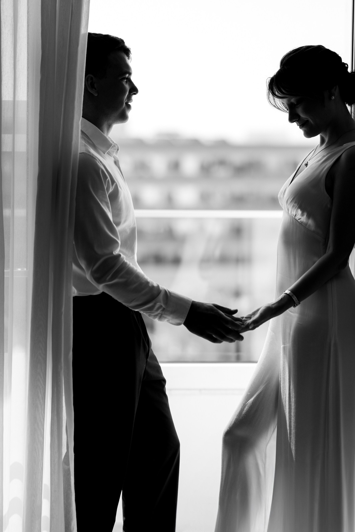 Свадебный бело-зеленый букет на фоне пышного свадебного платья