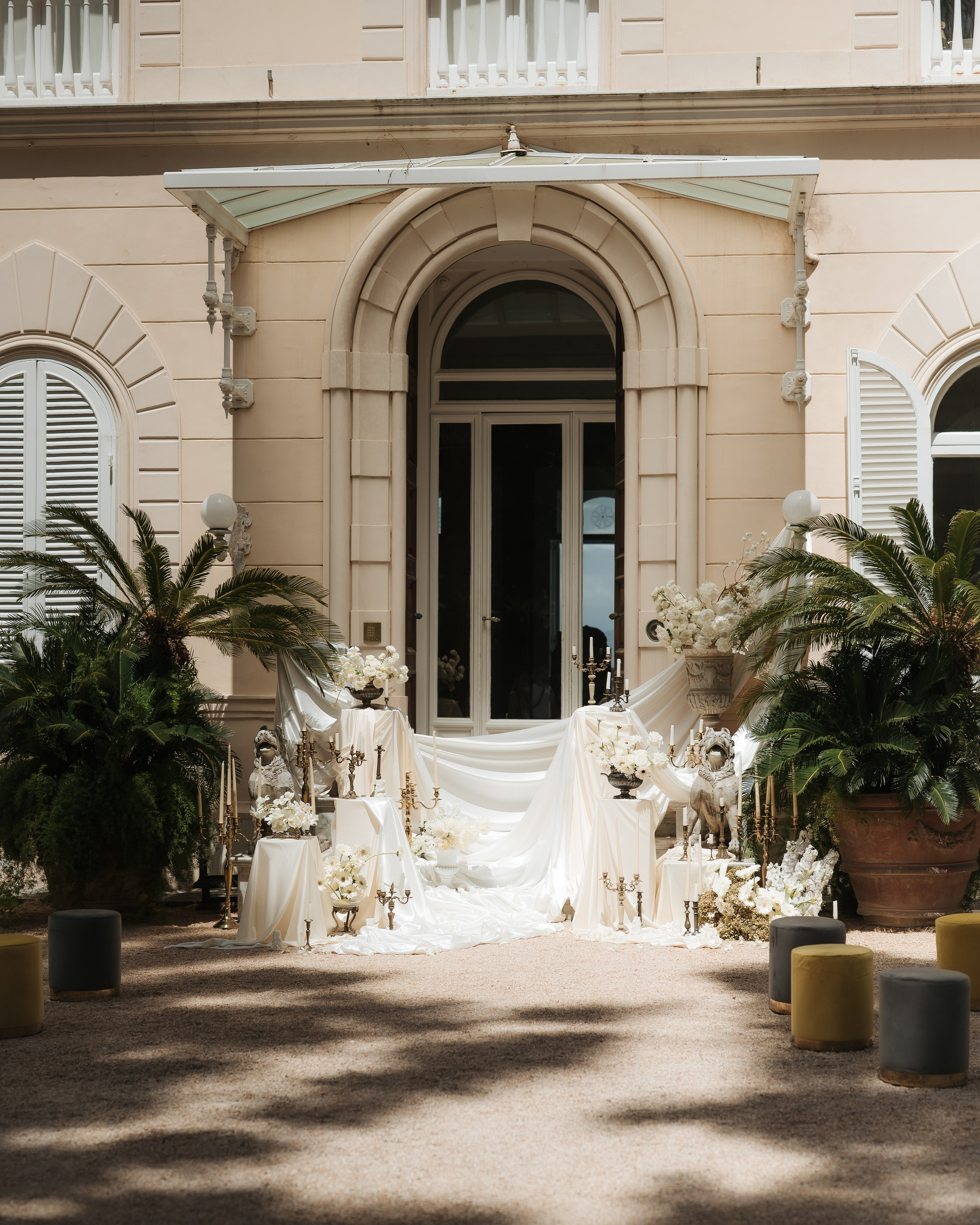 Intrarea unui hotel boutique elegant pentru ședințe foto romantice