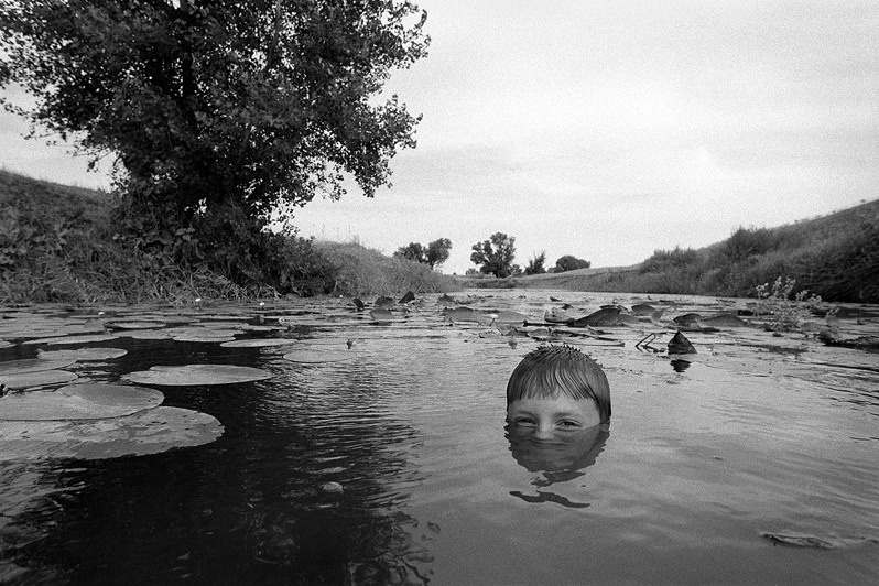 «Миша Масленников, фотографирующий степь». Миша Масленников. Документальная фотография. Одесса