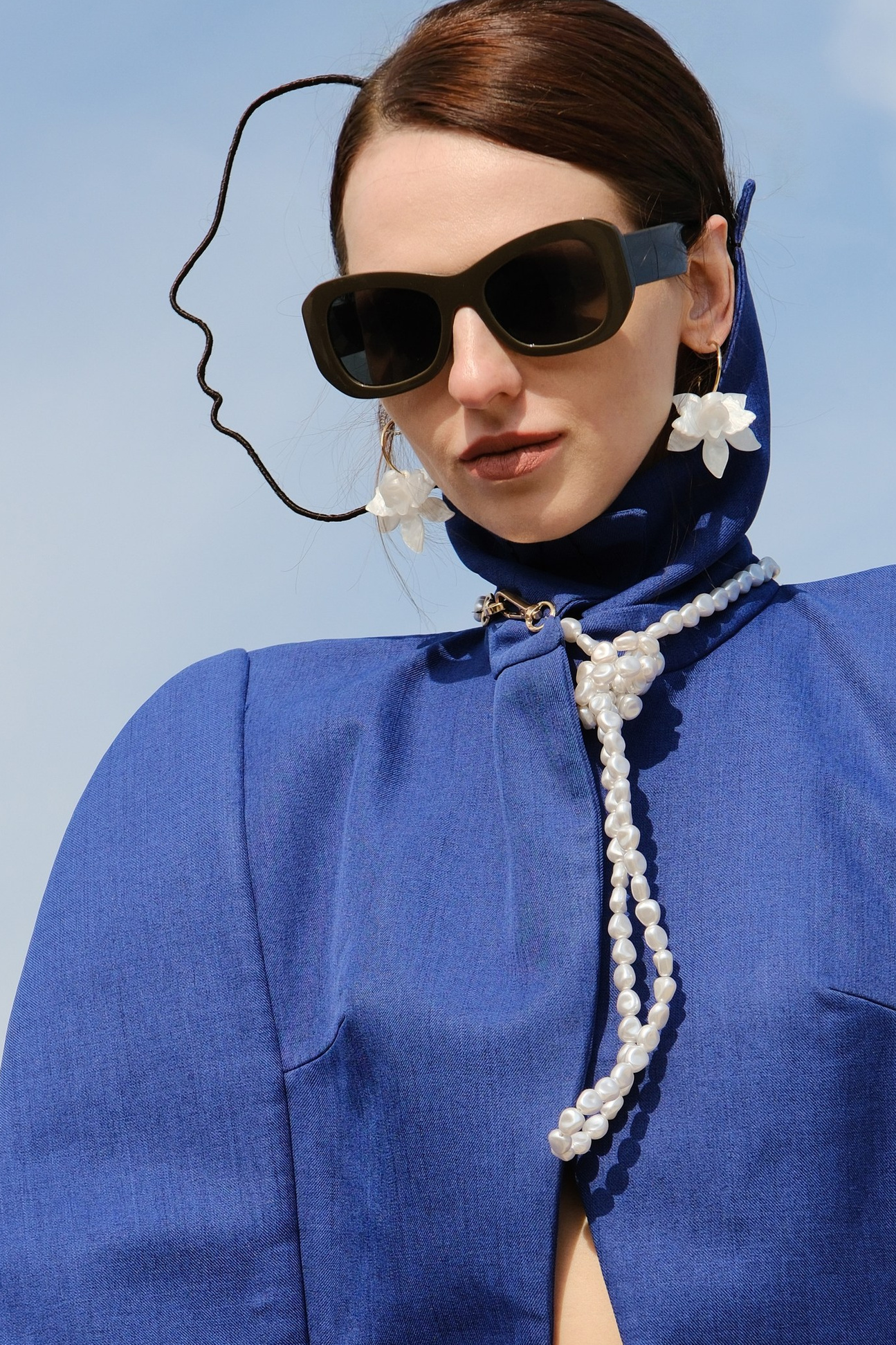 Portrait artistique féminin, style magazine de mode et haute couture.