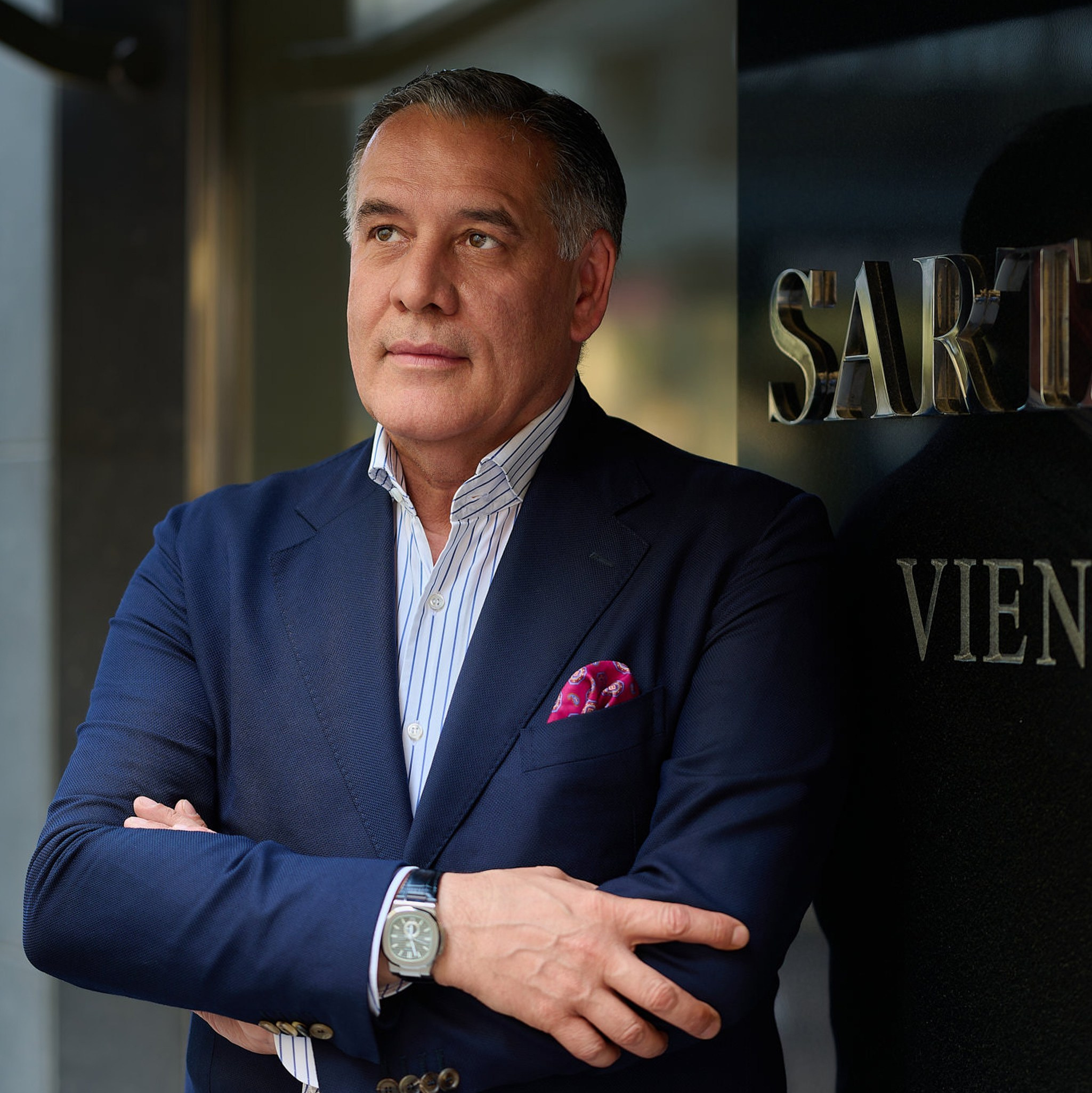 Business Portrait Wien – Stilvoller Mann in blauem Sakko vor Sartale Studio.