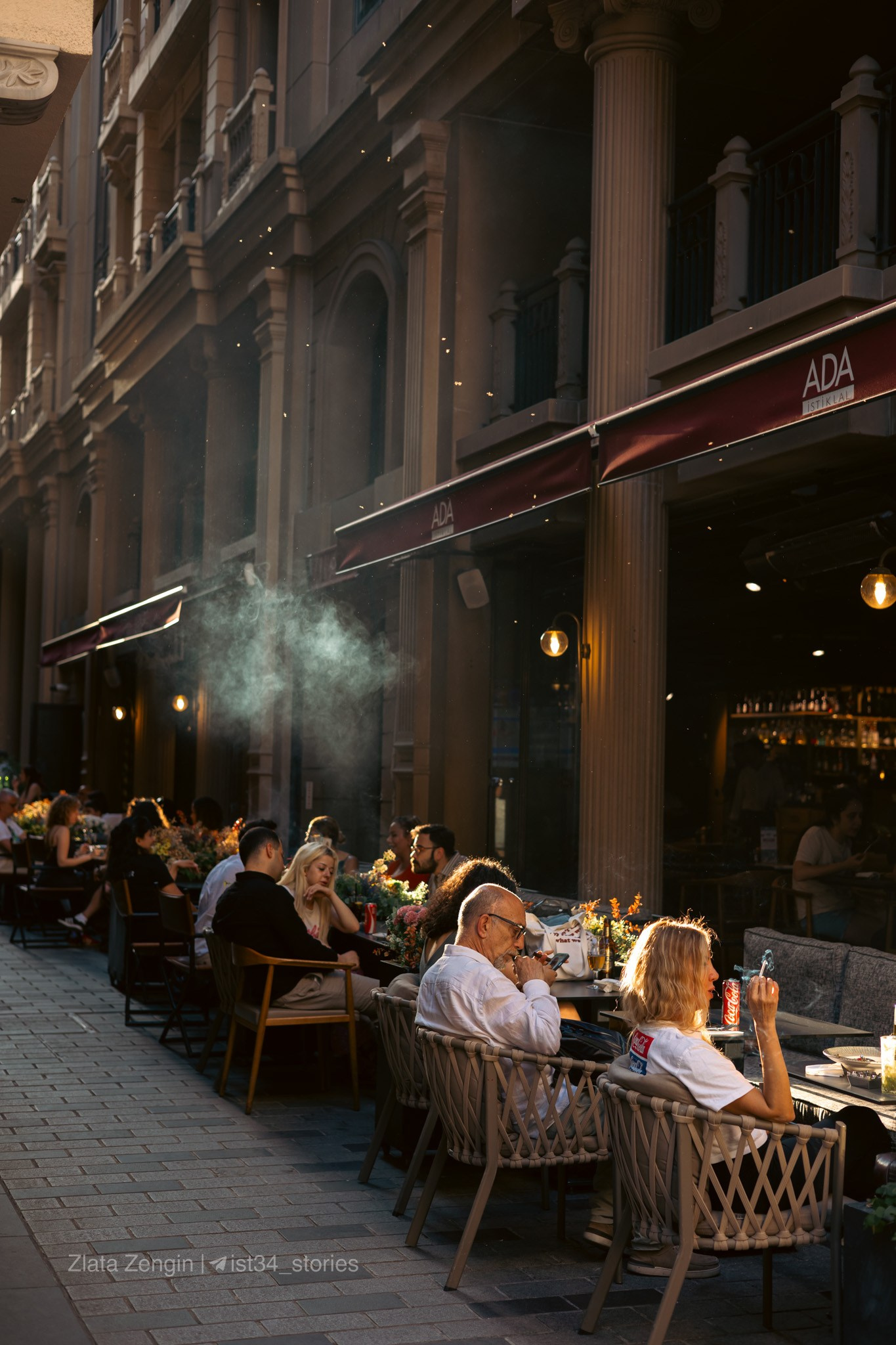 Street фотография уличная фотография в Стамбуле - люди курят сигареты в кафе на Истикляль, закат на Босфоре