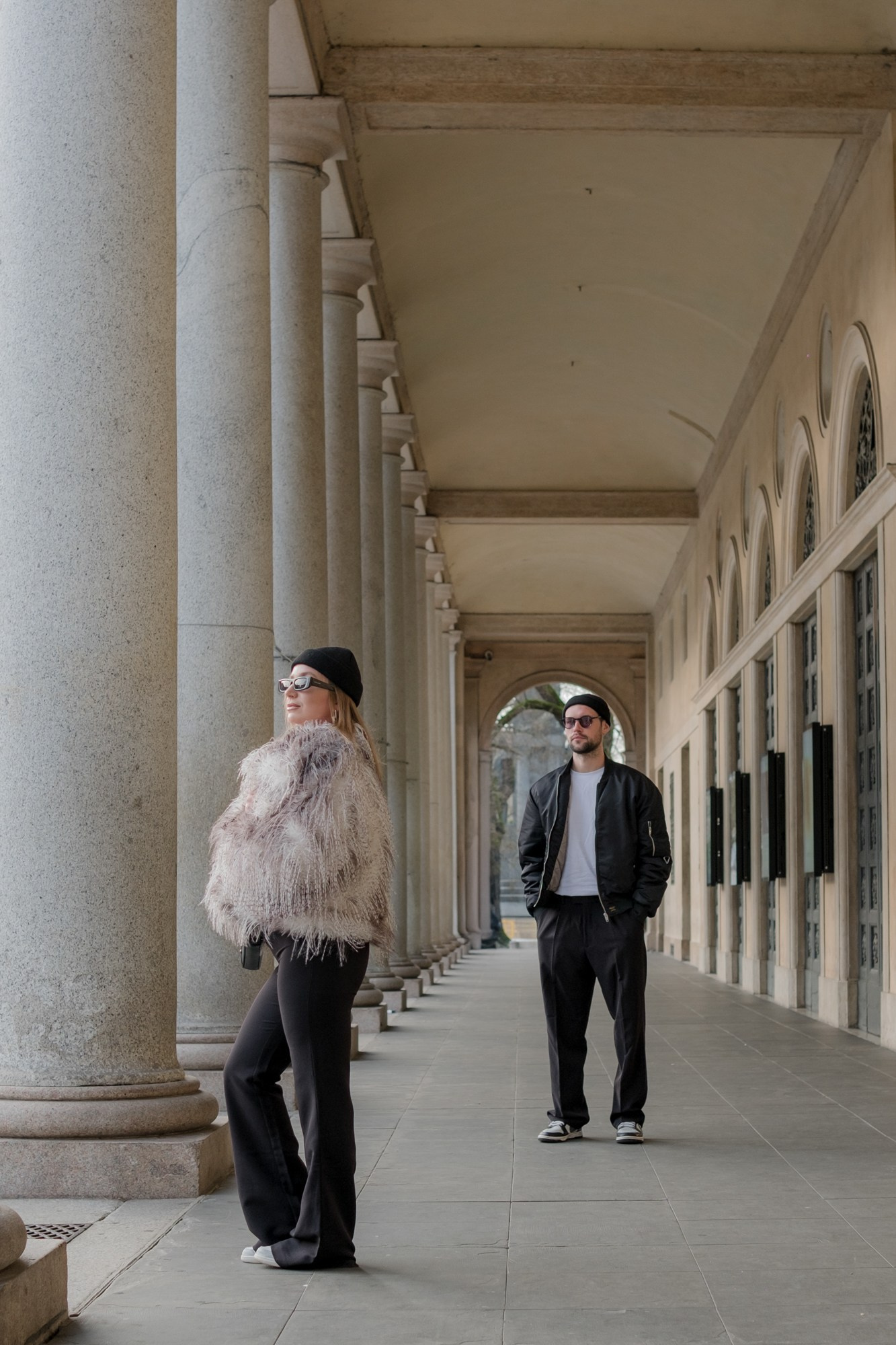 Ragazza bionda che camina, illuminata a metà dal sole
