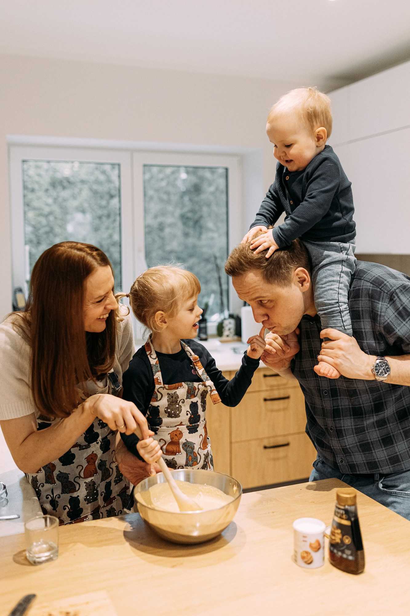 IETEIKUMI ĢIMENES FOTOSESIJAI MĀJĀS (skraidošie bērni)
