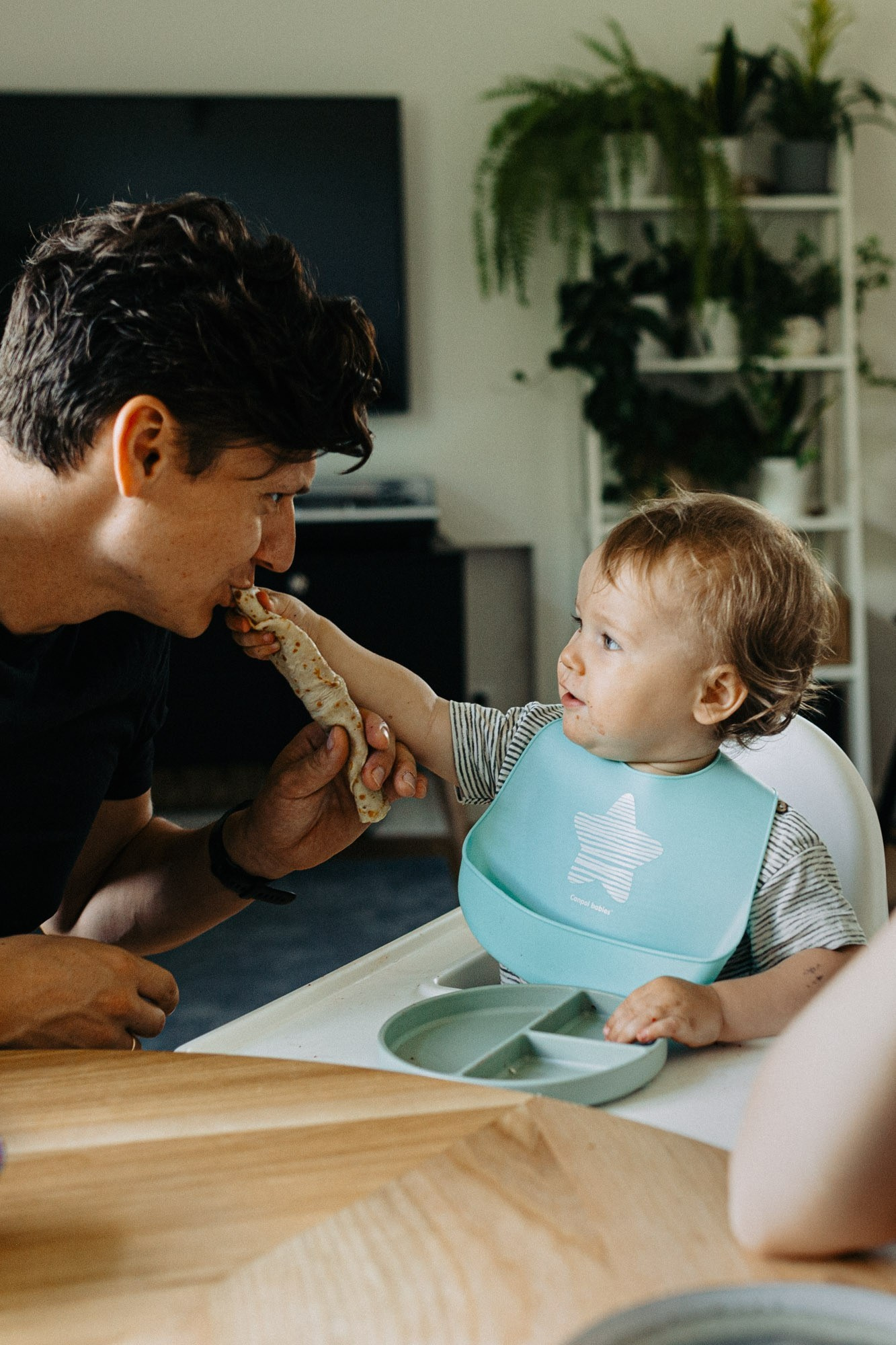 IETEIKUMI ĢIMENES FOTOSESIJAI MĀJĀS (skraidošie bērni)