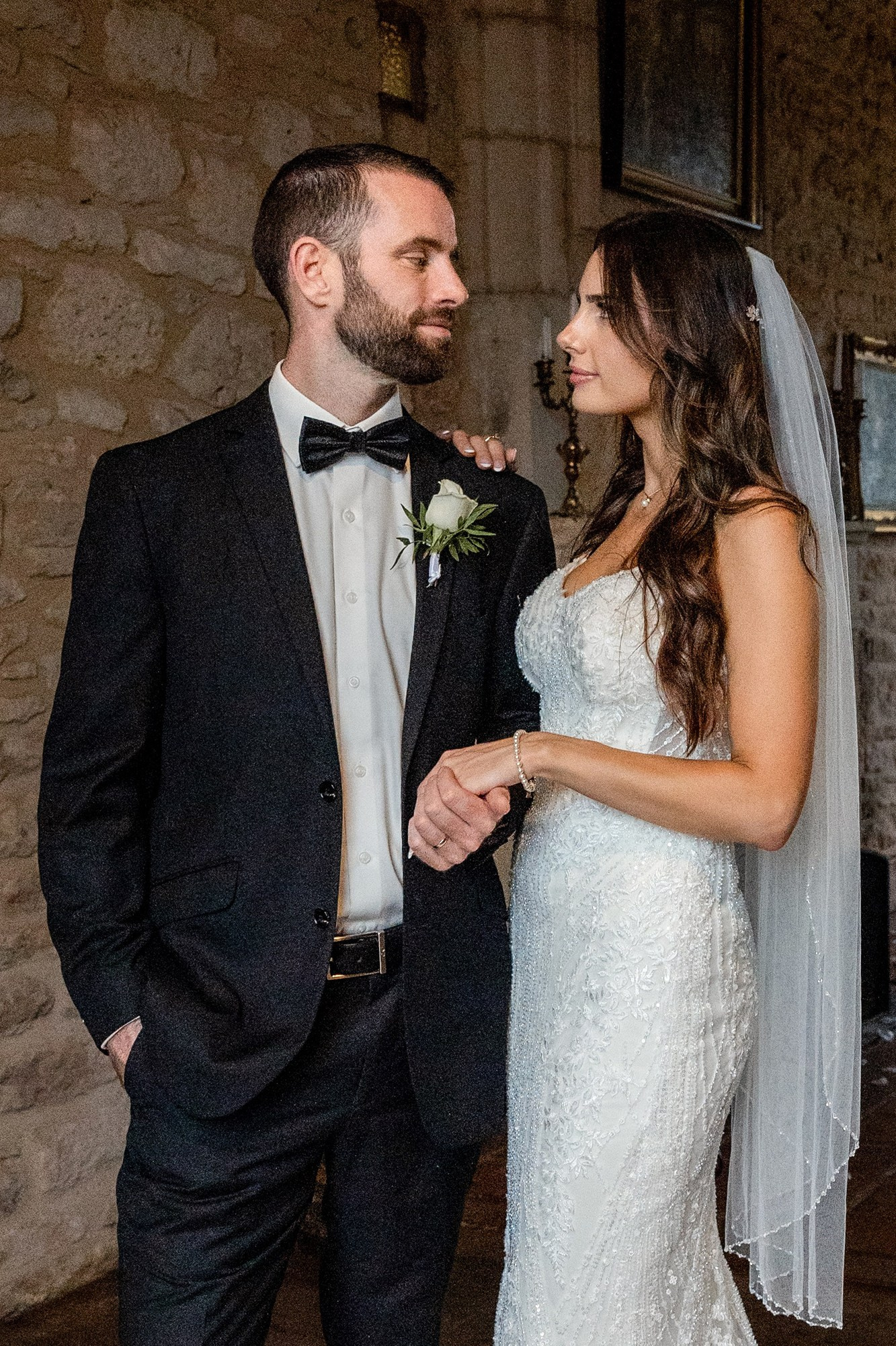 Mariage romantique sous la pluie au Château Lagut en Dordogne.