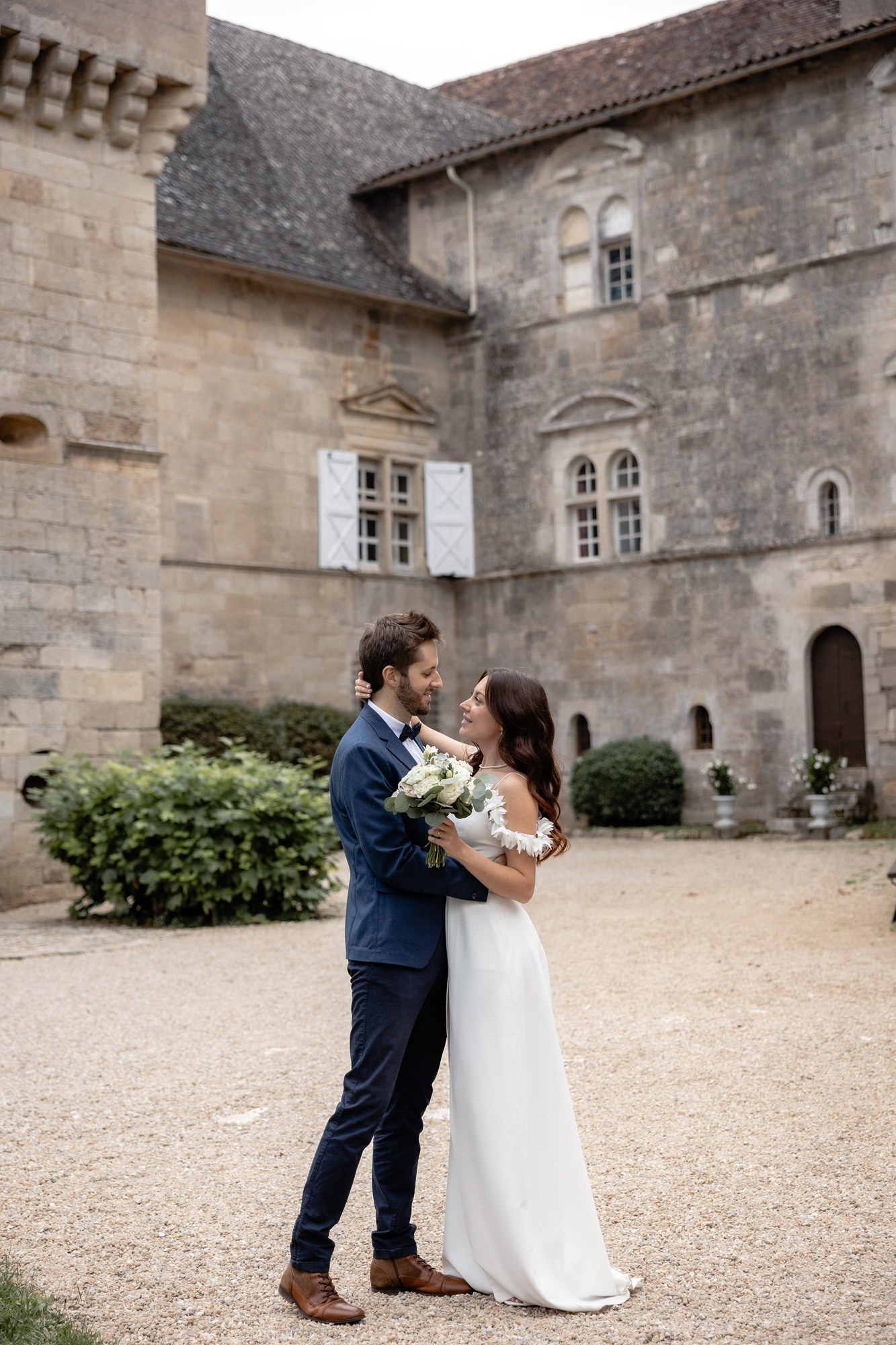 Couple at Château de Cénevières courtyard during their elopement in Southwest France