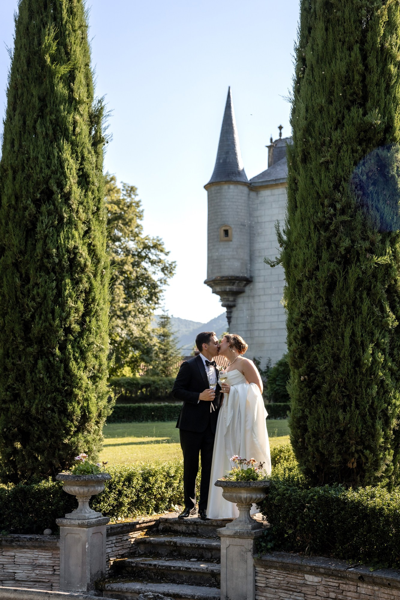 Mariage au Château Bagen près de Bordeaux avec portraits élégants des mariés.