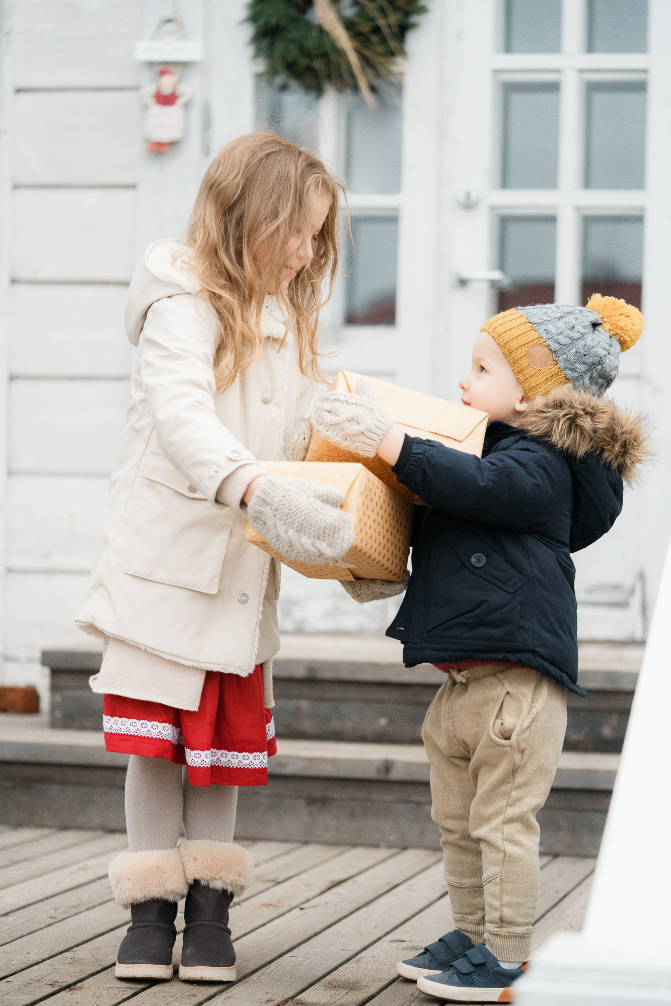 Jouluaiheinen lapsikuvaus miljöössä