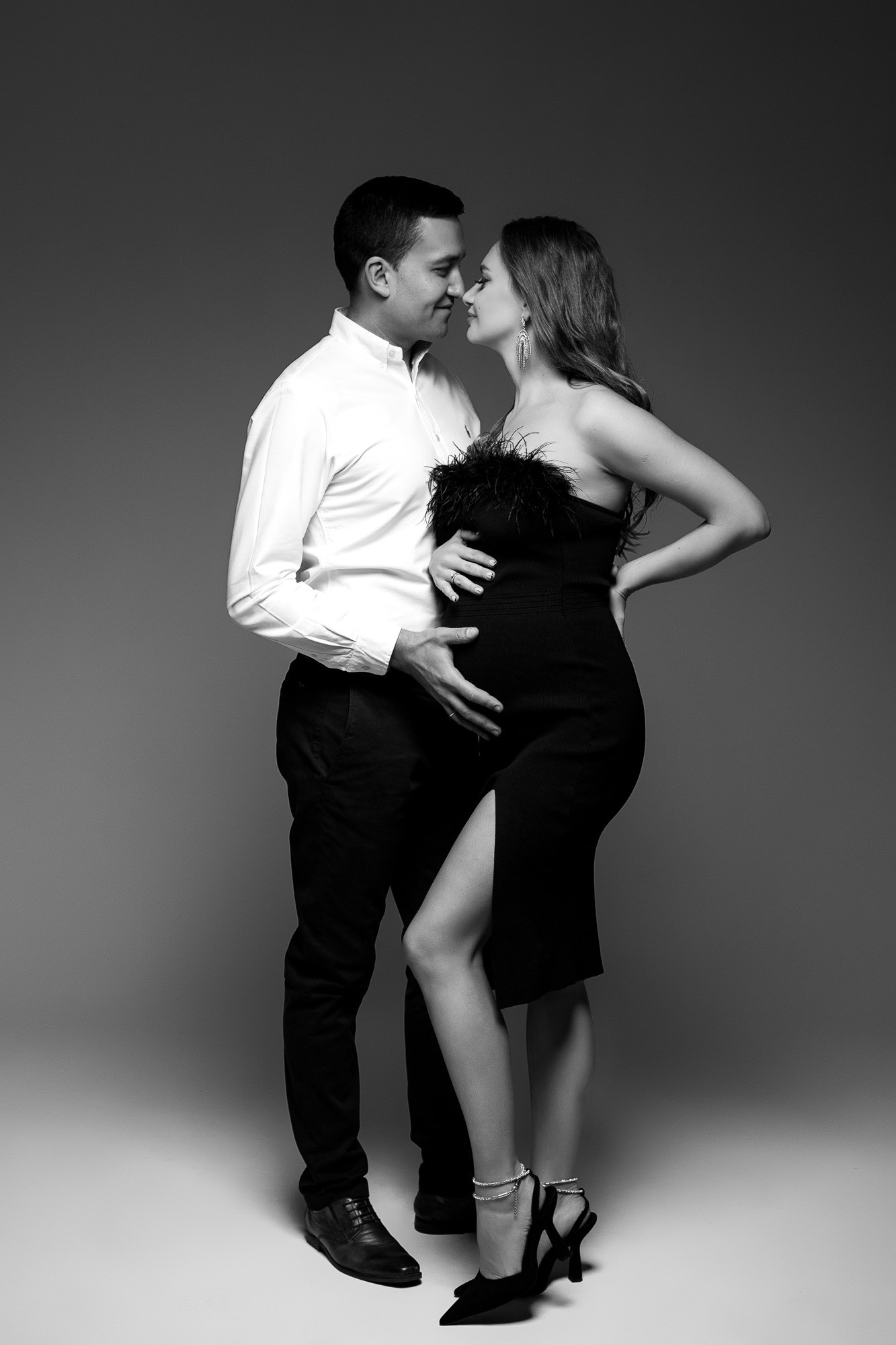 Babybauchshooting im Studio mit Partner