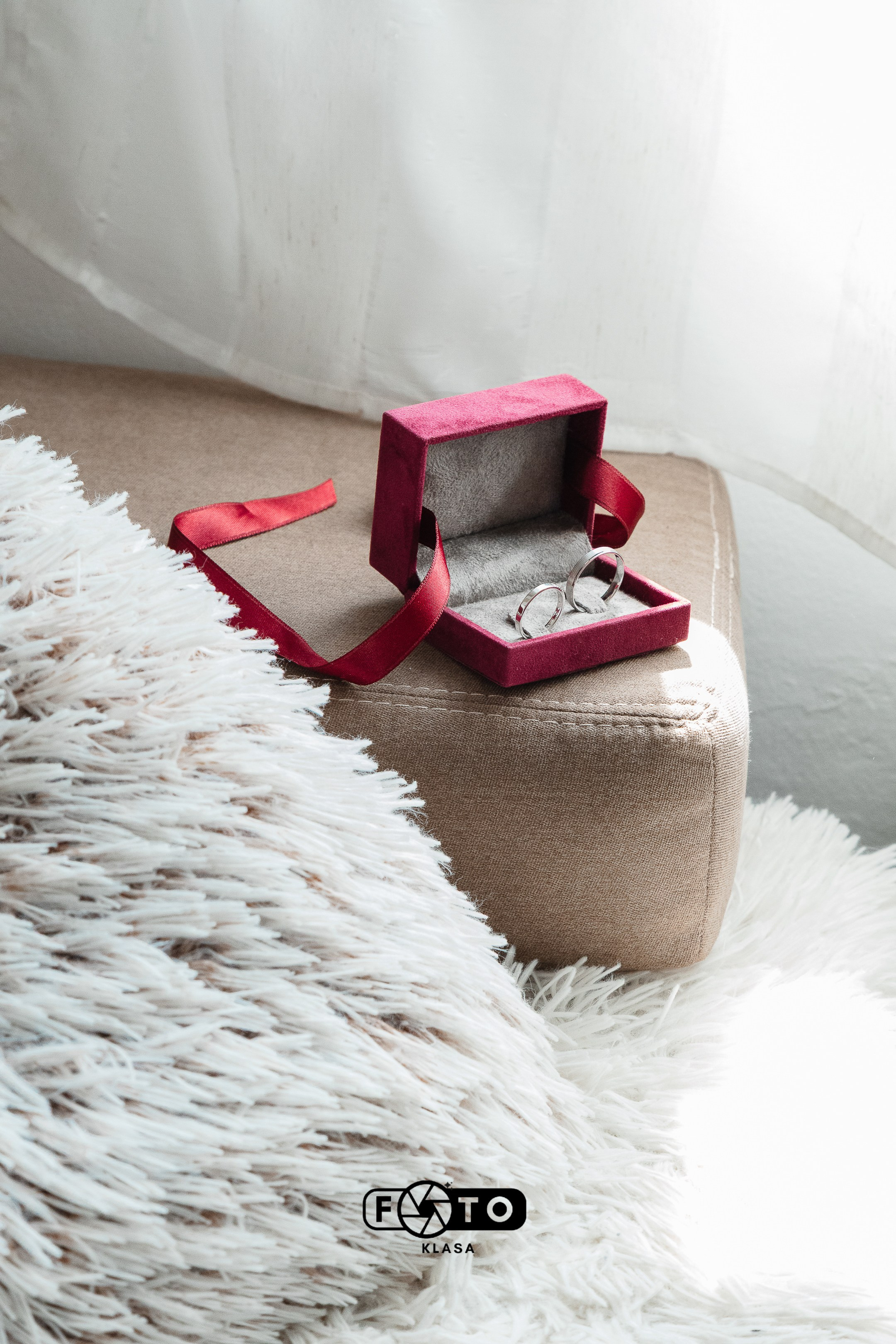 Detalji venčanja: burme u elegantnoj kutiji - profesionalno fotografisanje detalja Fotoklasa