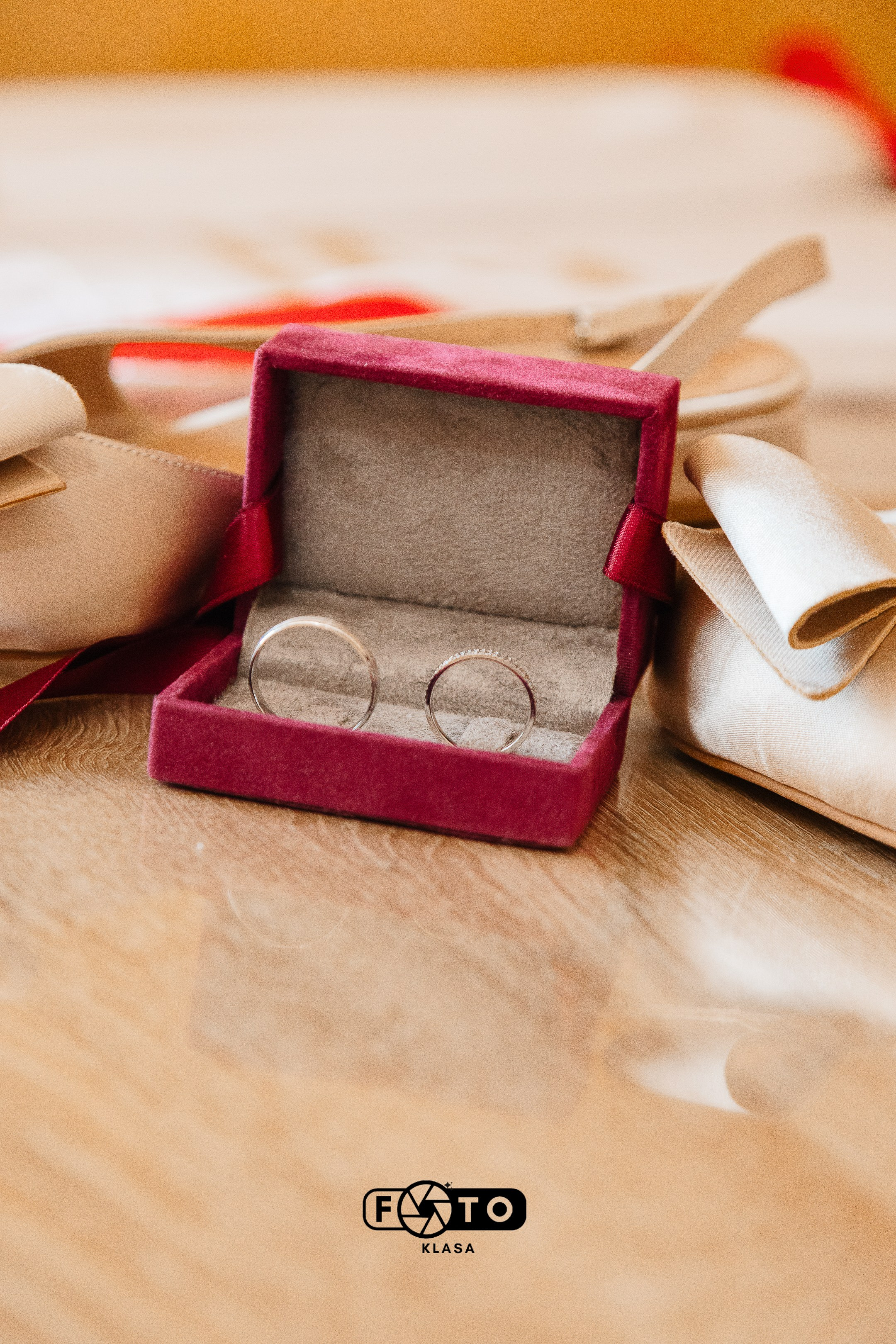 Krupni plan burmi u kutijici - snimanje i slikanje venčanja Beograd, Fotoklasa studio