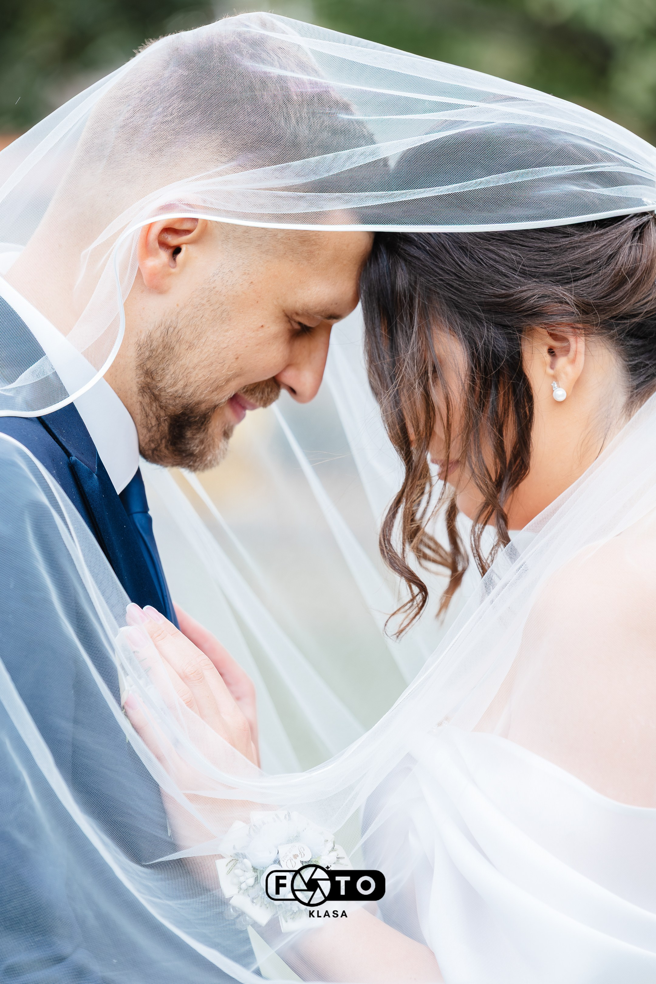 Intiman portret mladenaca pod velom - kreativno fotografisanje venčanja Beograd, Fotoklasa