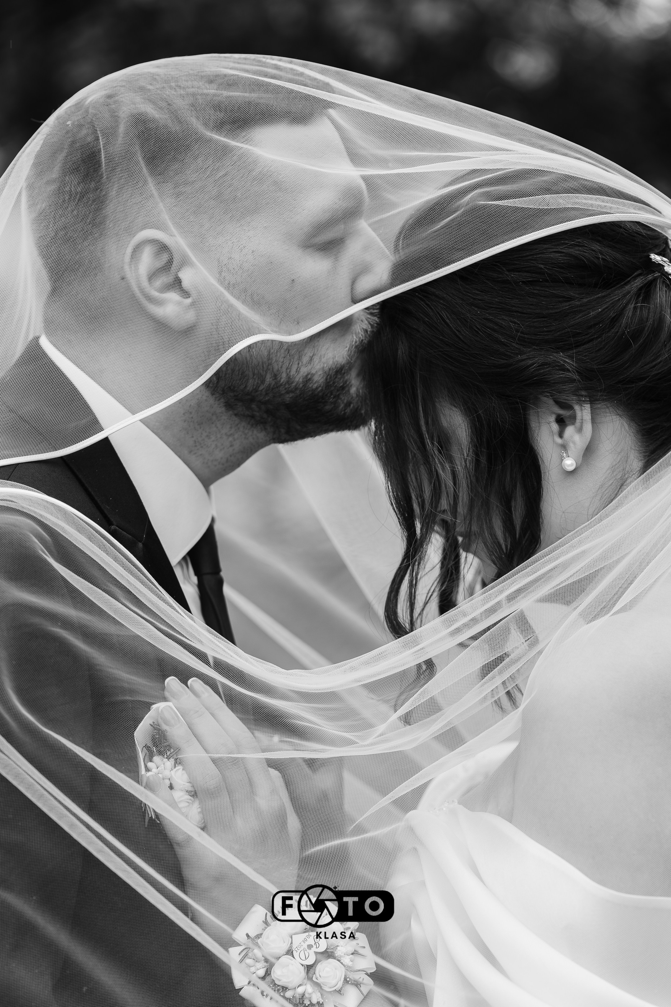 Umetnička fotografija mladenaca ispod vela - kreativni fotograf za venčanja Beograd