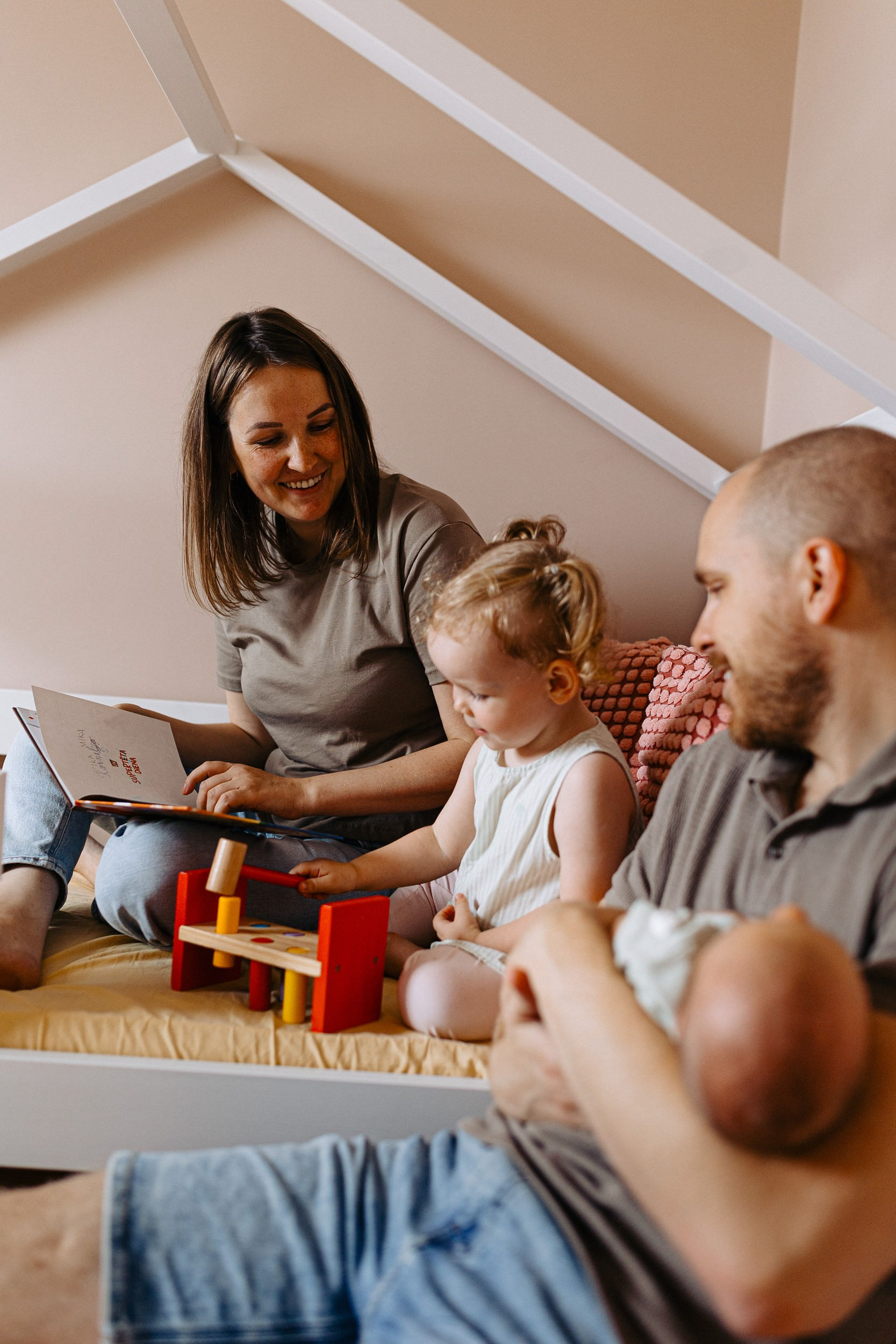 IETEIKUMI ĢIMENES FOTOSESIJAI MĀJĀS