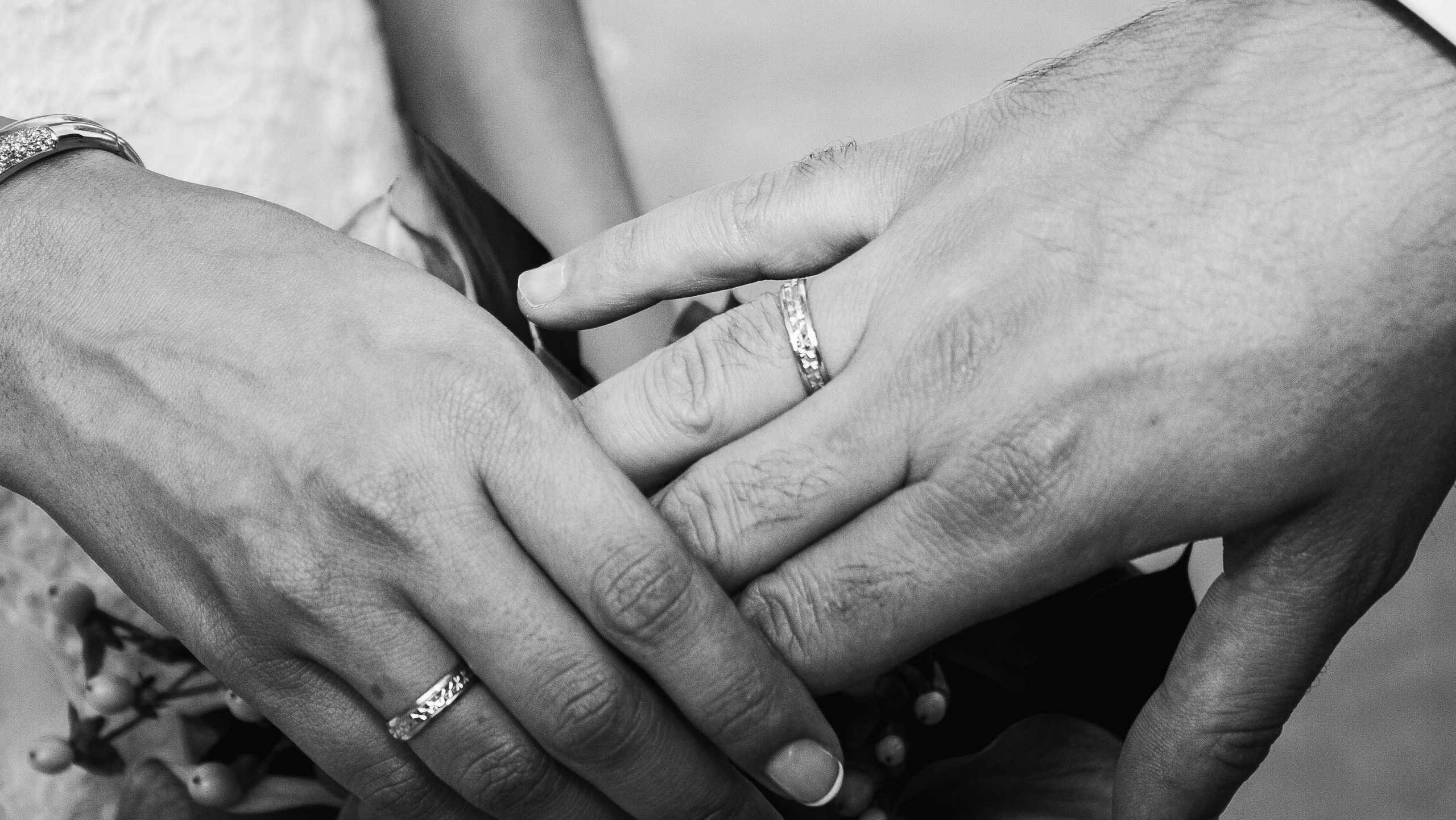 foto de manos cruzadas mosytrando los anillos de la boda