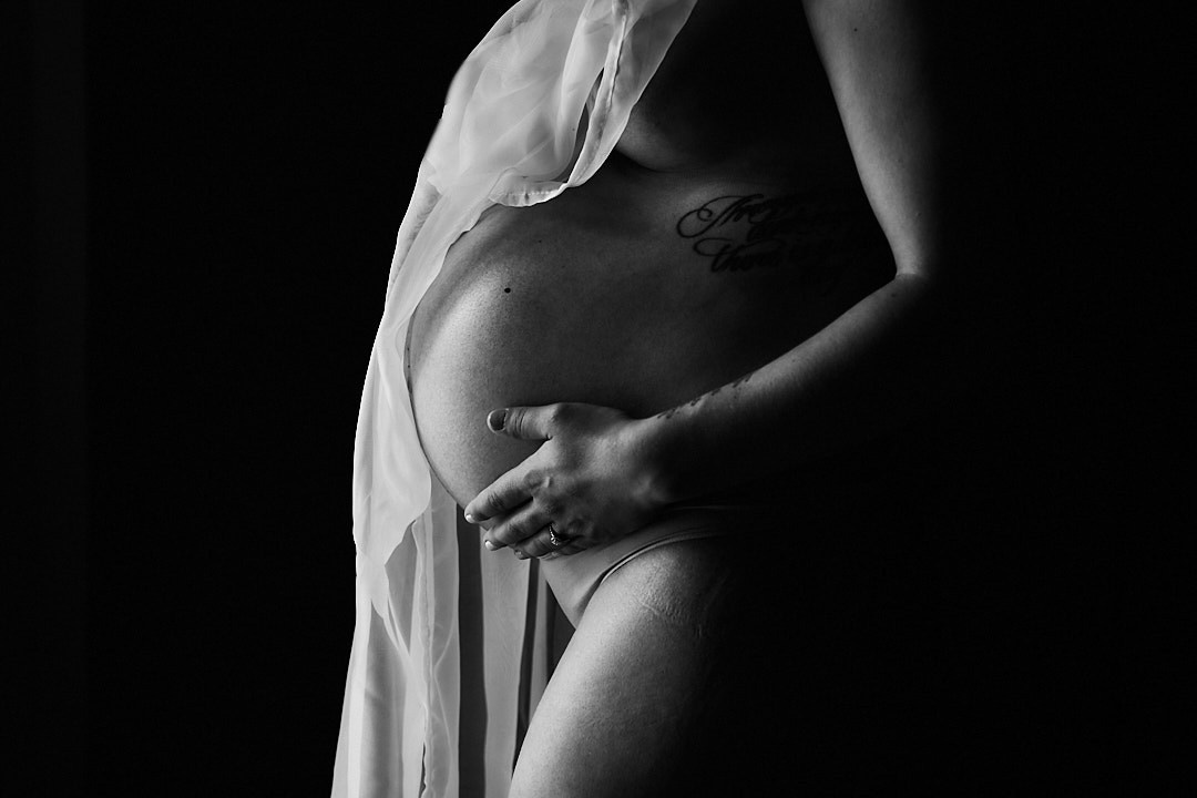 BLACK AND WHITE IMAGES OF PREGNANT STOMACH 