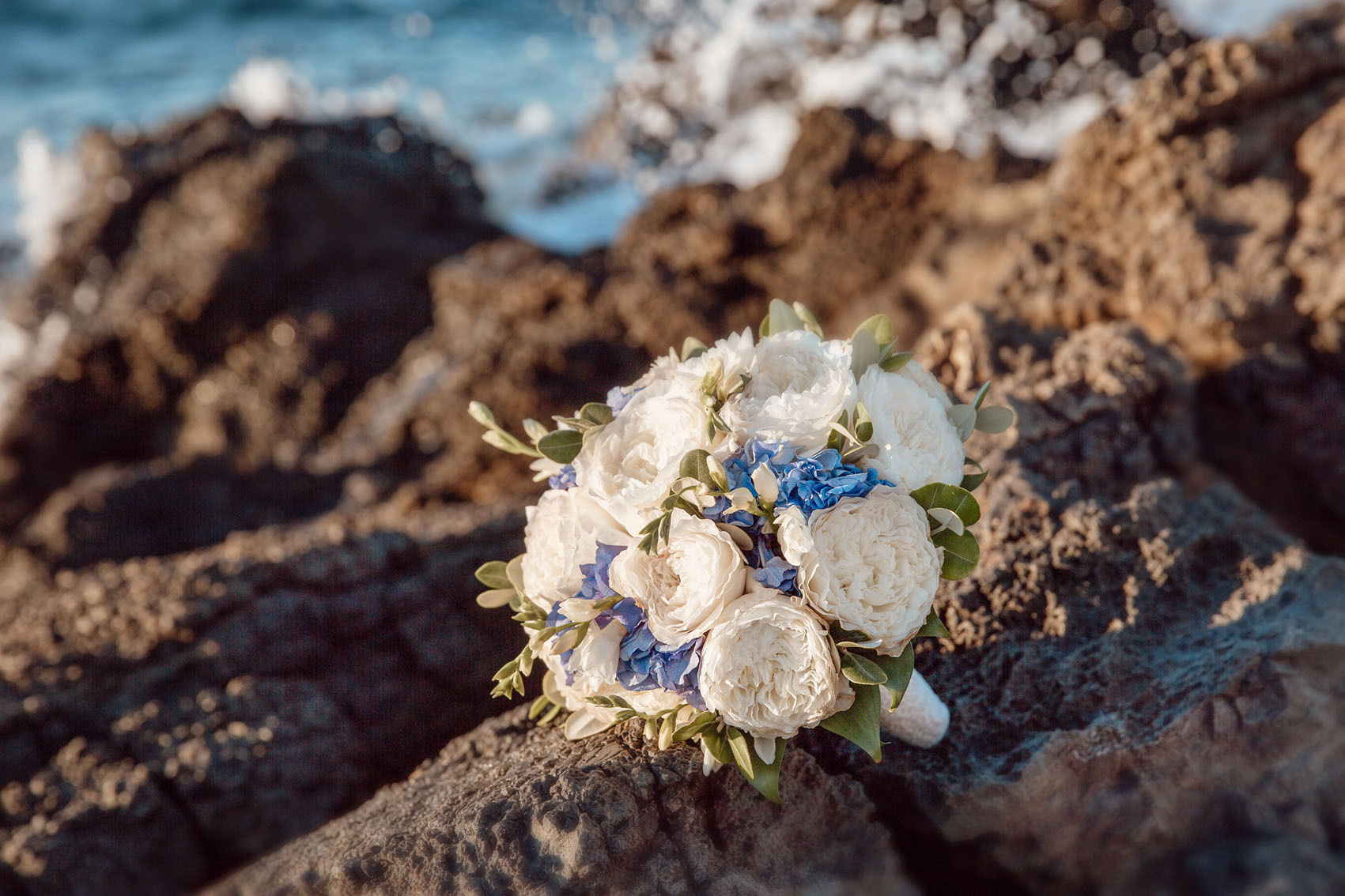 Букет невесты возле моря на Крите, флорист. Фотосессия, организатор свадьбы Екатерина Романова.